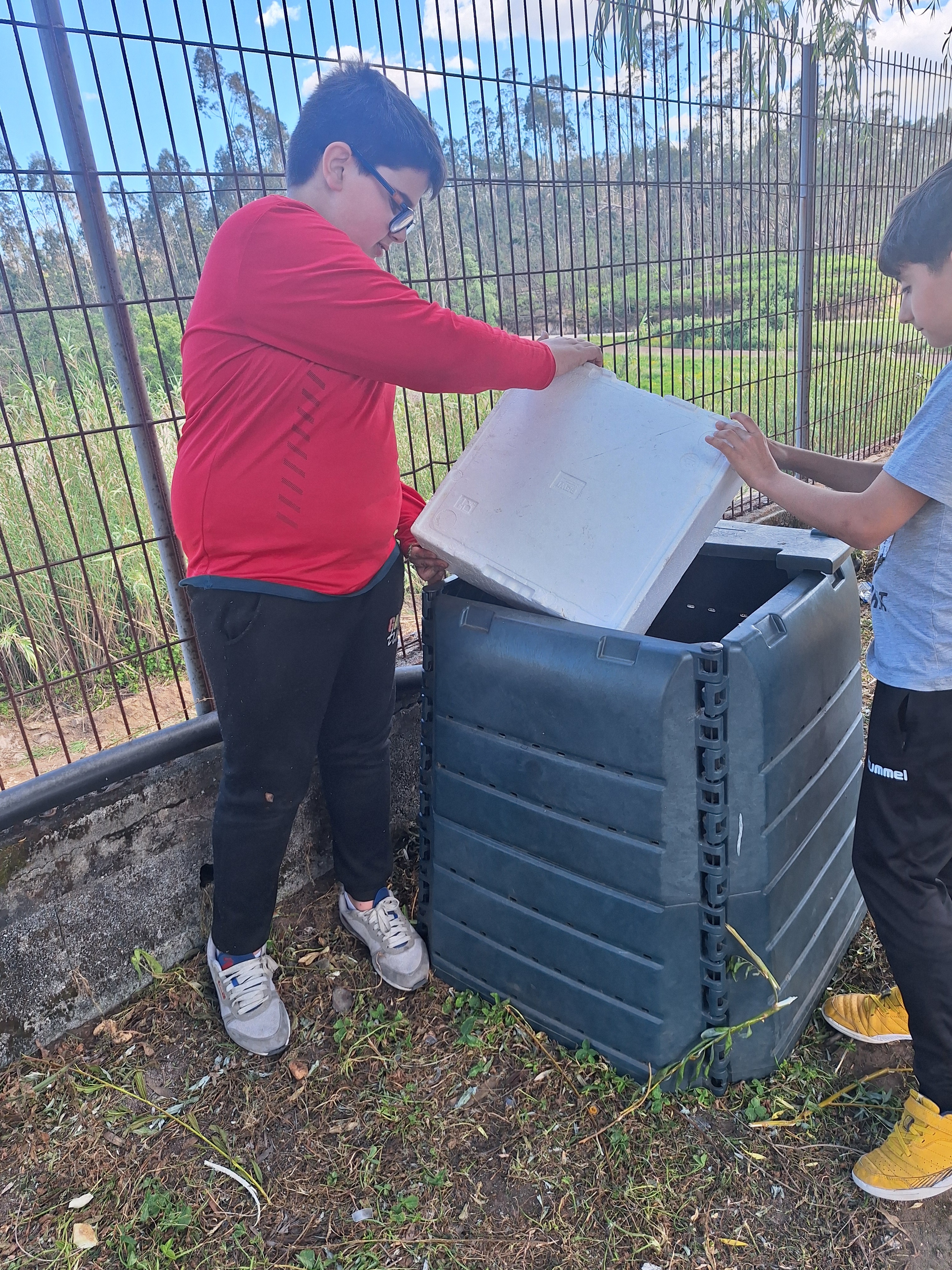 Depósito de ervas infestantes no compostor da escola.
