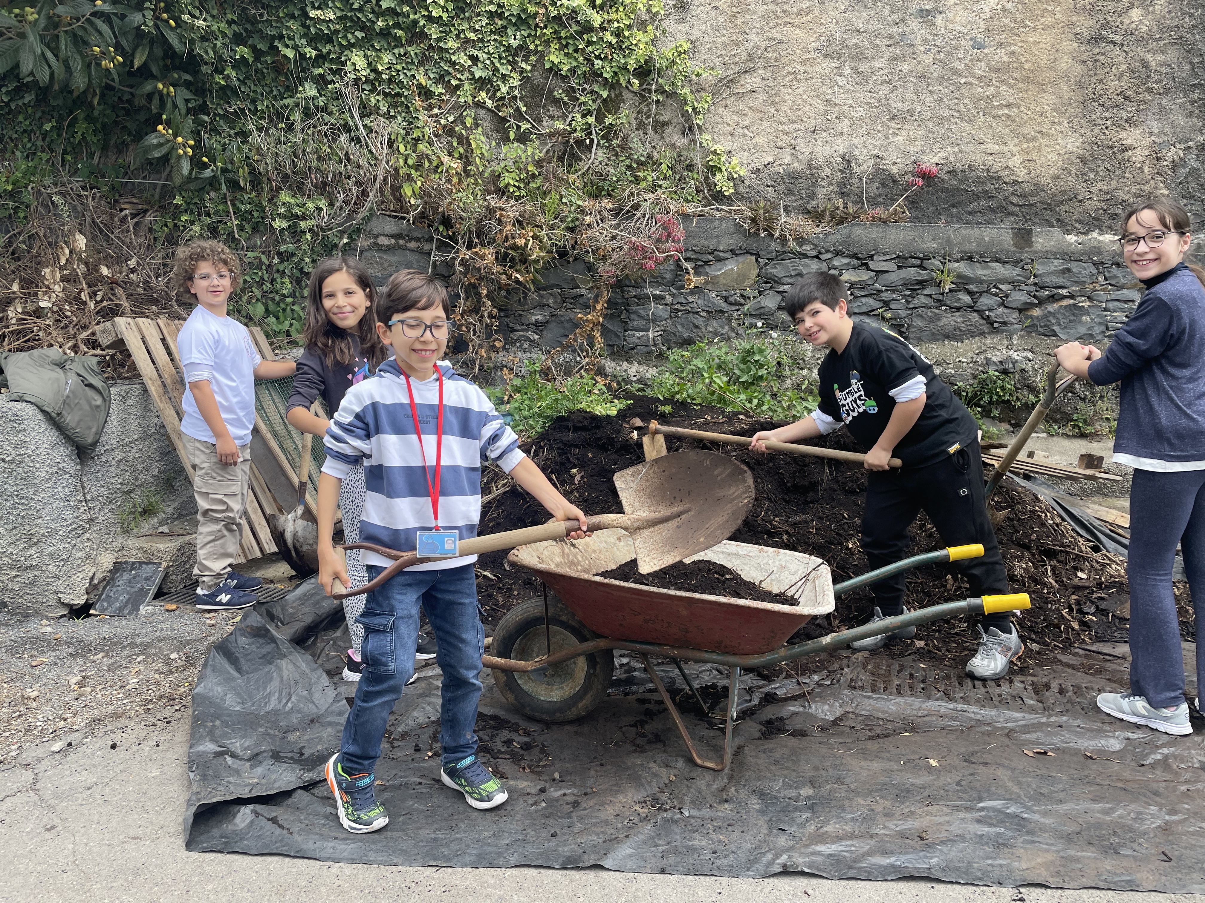 Transporte de composto orgânico cedido pela Águas e Resíduos da Madeira e pela Câmara Municipal do Funchal, para melhorar a qualidade do solo., realizado pelos alunos da Brigada Eco-Escolas.