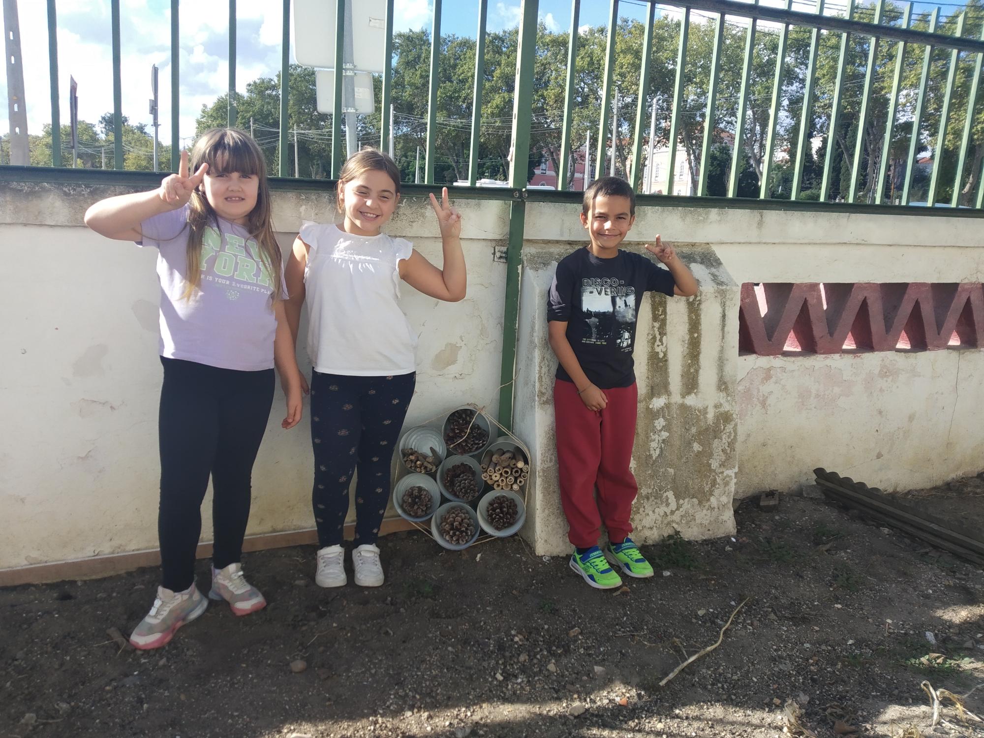 Hotel de Insetos: A turma RO3A construiu um Hotel de Insetos para colocar no canteiro das favas, a fim de promovermos a polinização das plantas.