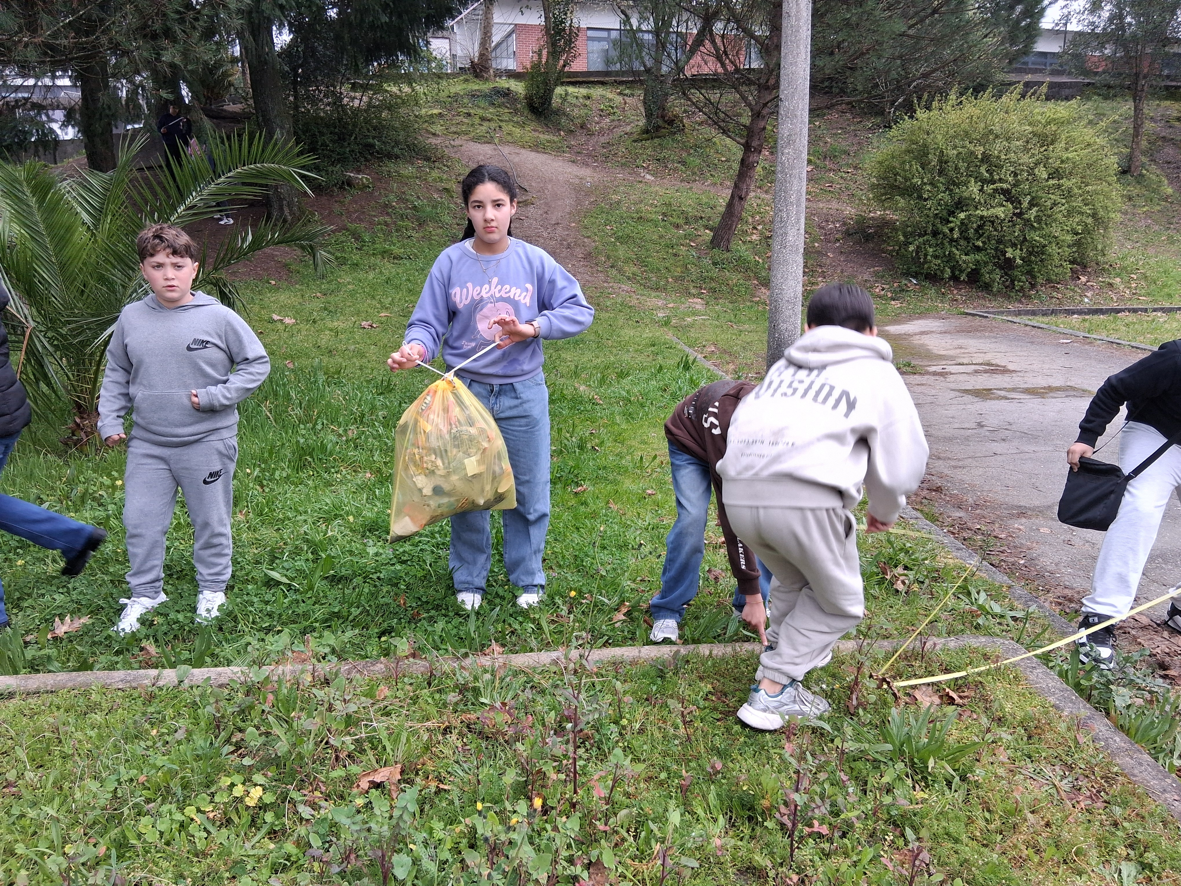 Limpeza dos resíduos que se encontram na horta e espaço circundante por alunos do 5º ano.