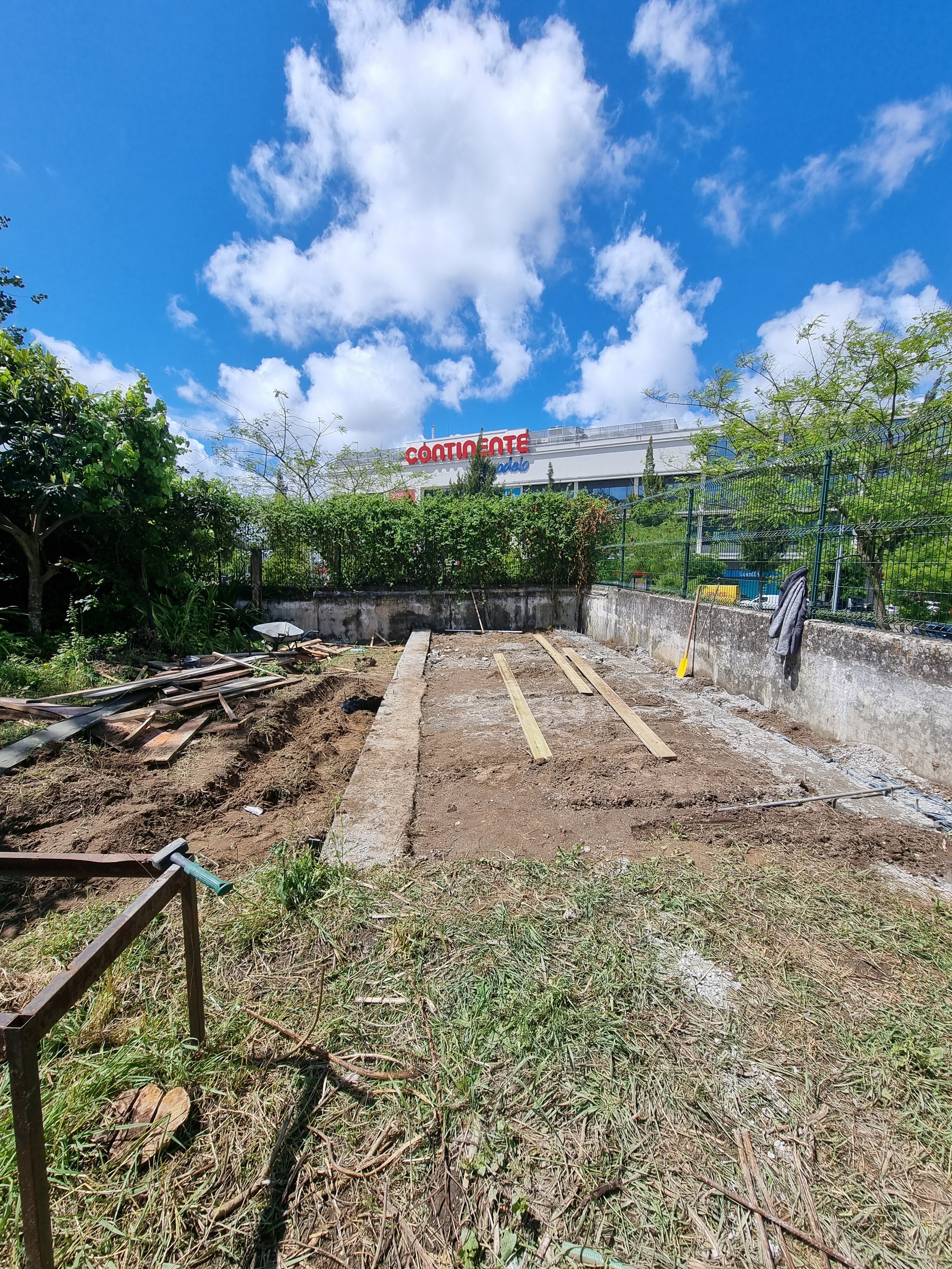 PROJETO DE REESTRUTURAÇÃO DO TERRENO PEDAGÓGICO - Reconstrução da estufa - colocação das fundações para construção da nova estrutura
