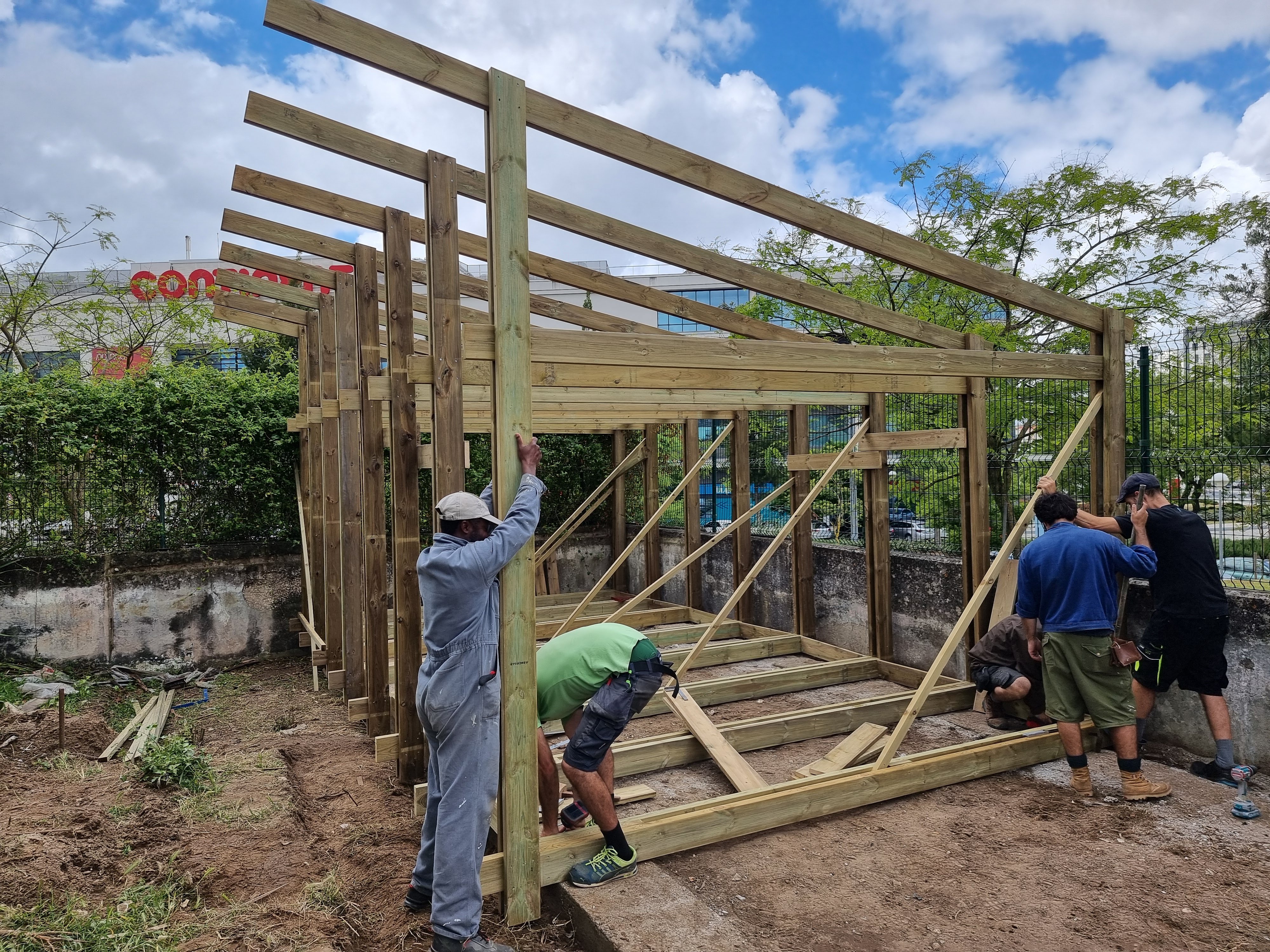 PROJETO DE REESTRUTURAÇÃO DO TERRENO PEDAGÓGICO - Reconstrução da estufa - Professores e parceiros na montagem dos pilares da nova estufa
