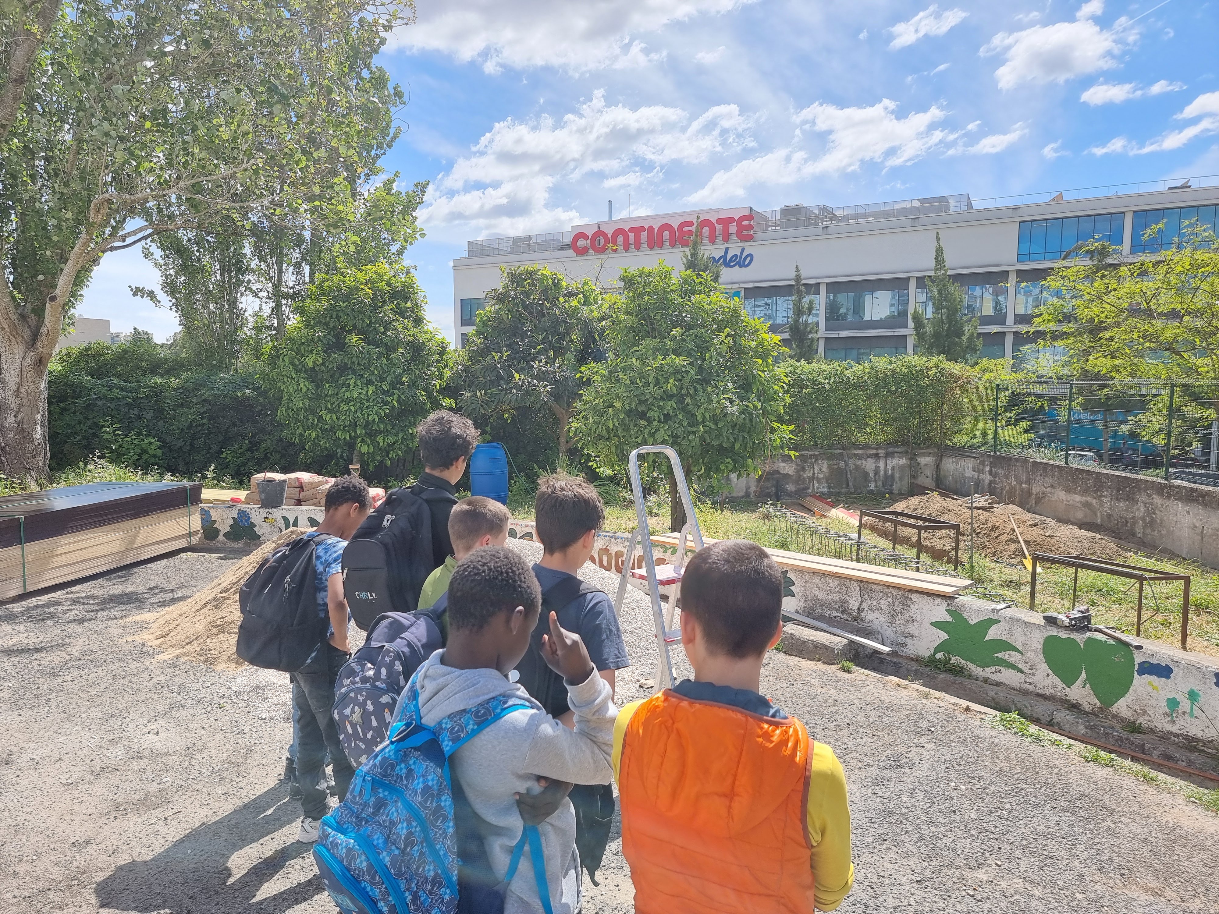 PROJETO DE REESTRUTURAÇÃO DO TERRENO PEDAGÓGICO - Reconstrução da estufa - DISTRIBUIÇÃO DE TAREFAS ENTRE ALUNOS E ENTIDADES PARCEIRAS