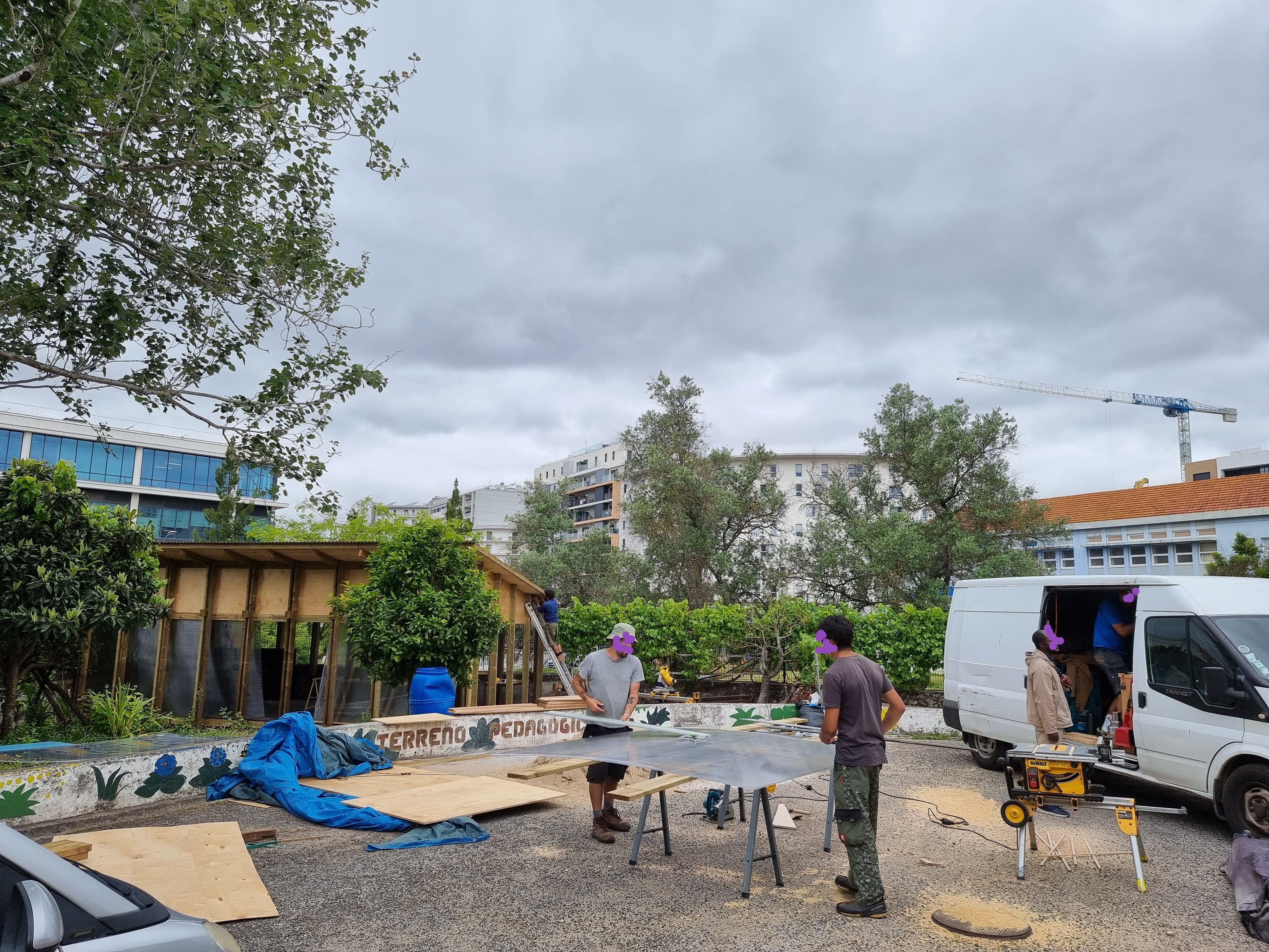 PROJETO DE REESTRUTURAÇÃO DO TERRENO PEDAGÓGICO - Reconstrução da estufa - Professores e parceiros na montagem das paredes e cobertura da nova estufa