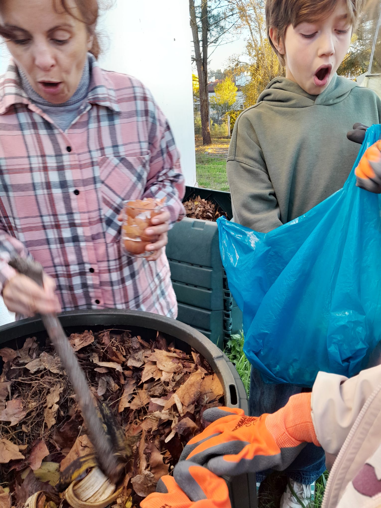 Fez-se a compostagem com matéria orgânica recolhida na sala de professores e na horta: borras  de café, cascas de banana, ervas daninhas, folhas, ...