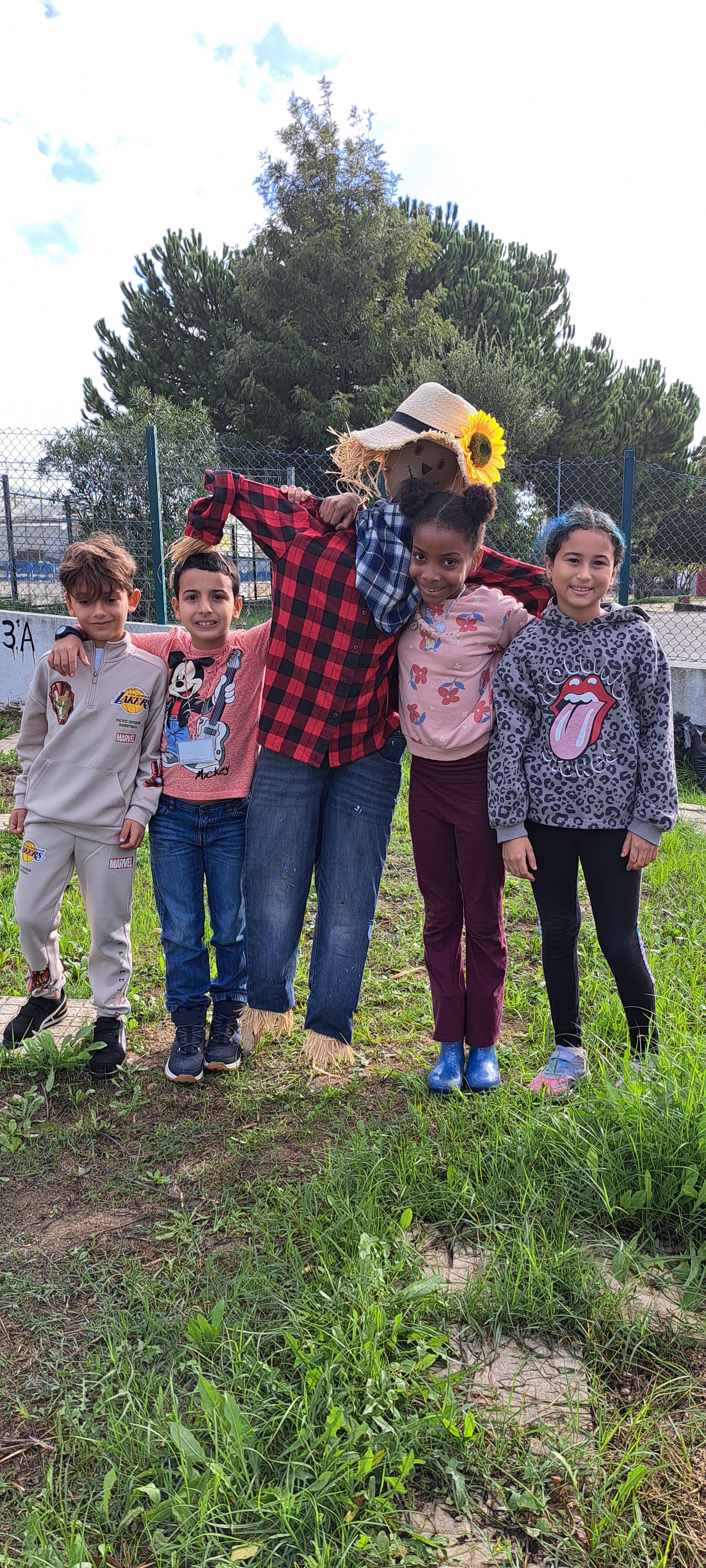 Foi feito o desafio às turmas de 1.º ciclo, para construírem espantalhos. Foram distribuídos pela horta, nos canteiros das respetivas turmas.