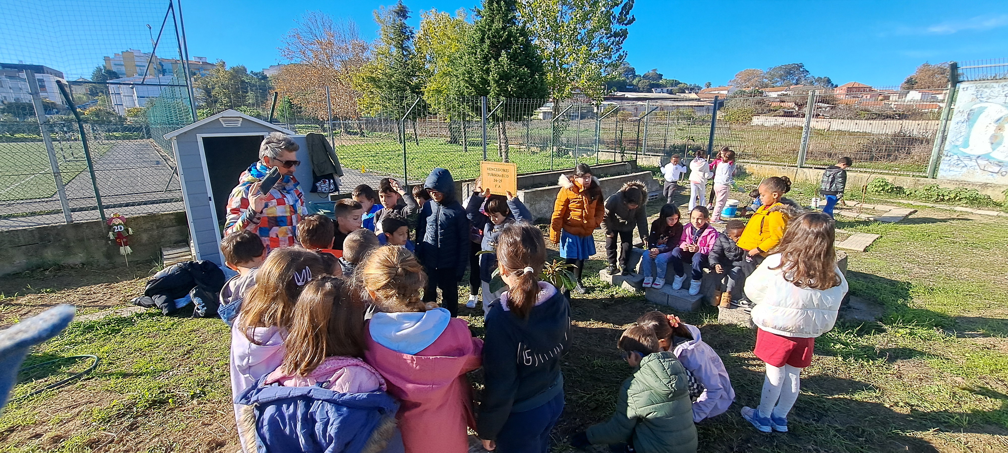 A turma vencedora do concurso Turma Mais Eco 2024/25 (2.º A), foi presenteada com uma nespereira e uma placa identificativa. Puderam plantá-la na horta.