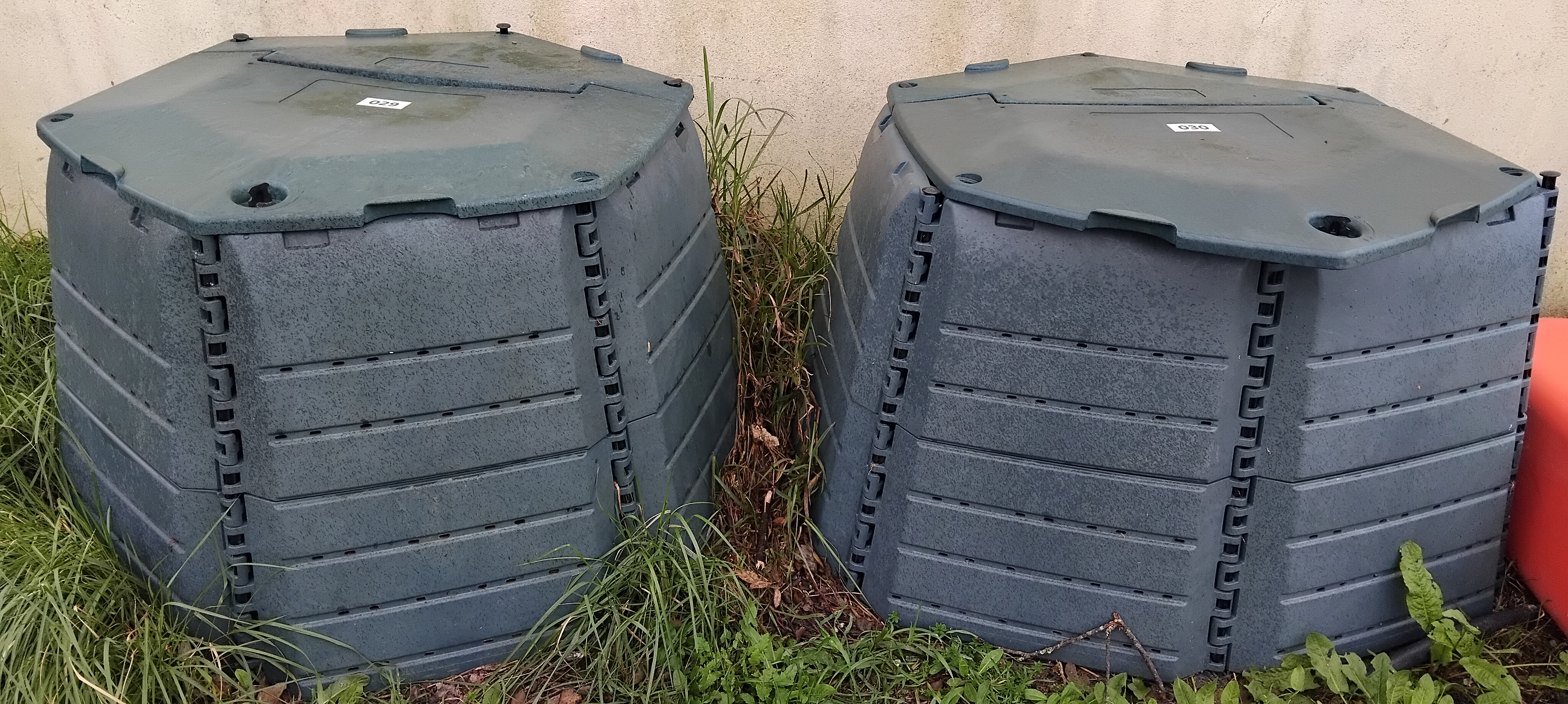 Preparação dos compostores para fertilização dos canteiros.