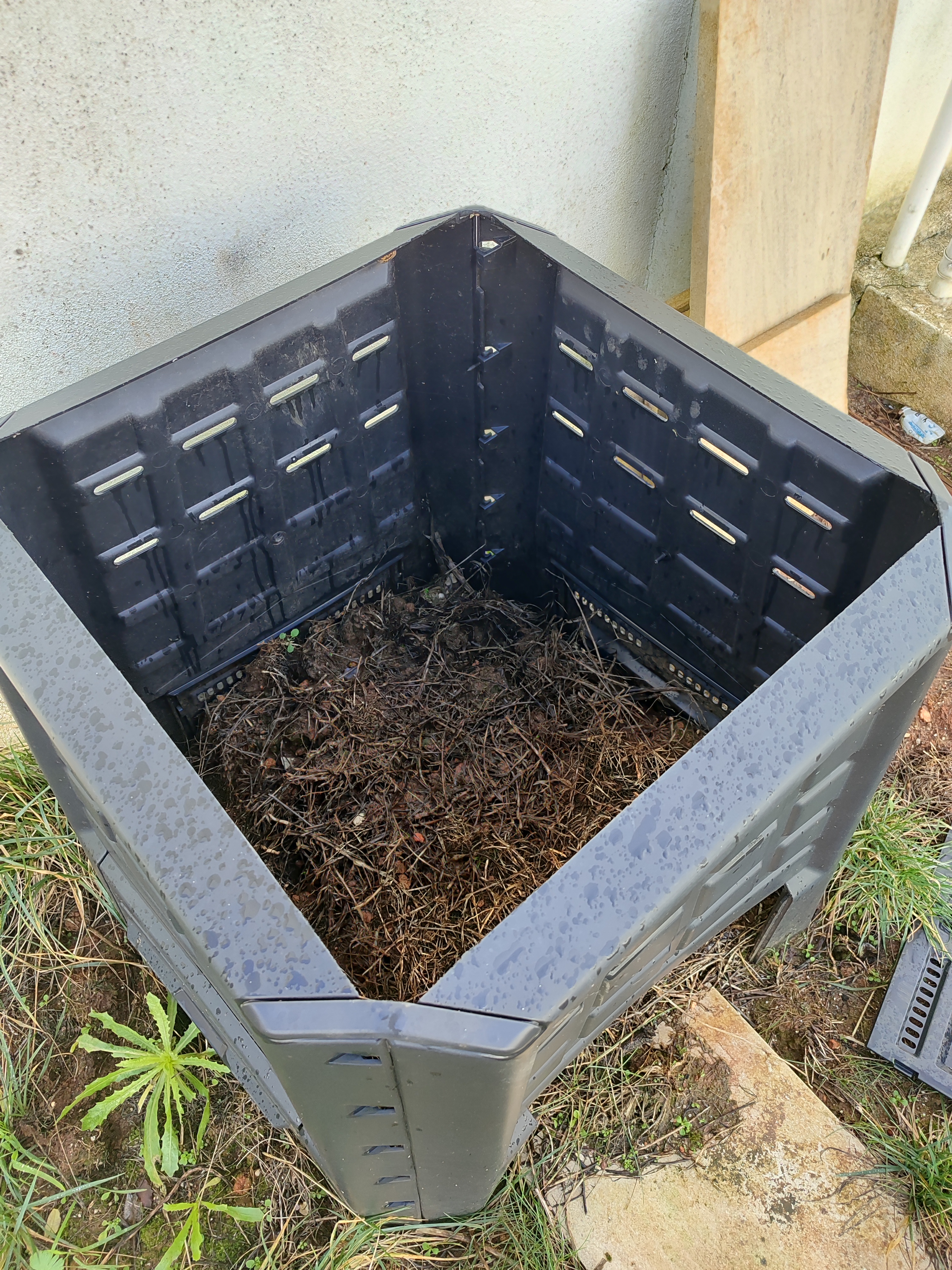 Compostagem caseira- o compostor será um contentor de plástico onde é efetuada a deposição de resíduos: folhas, ervas...