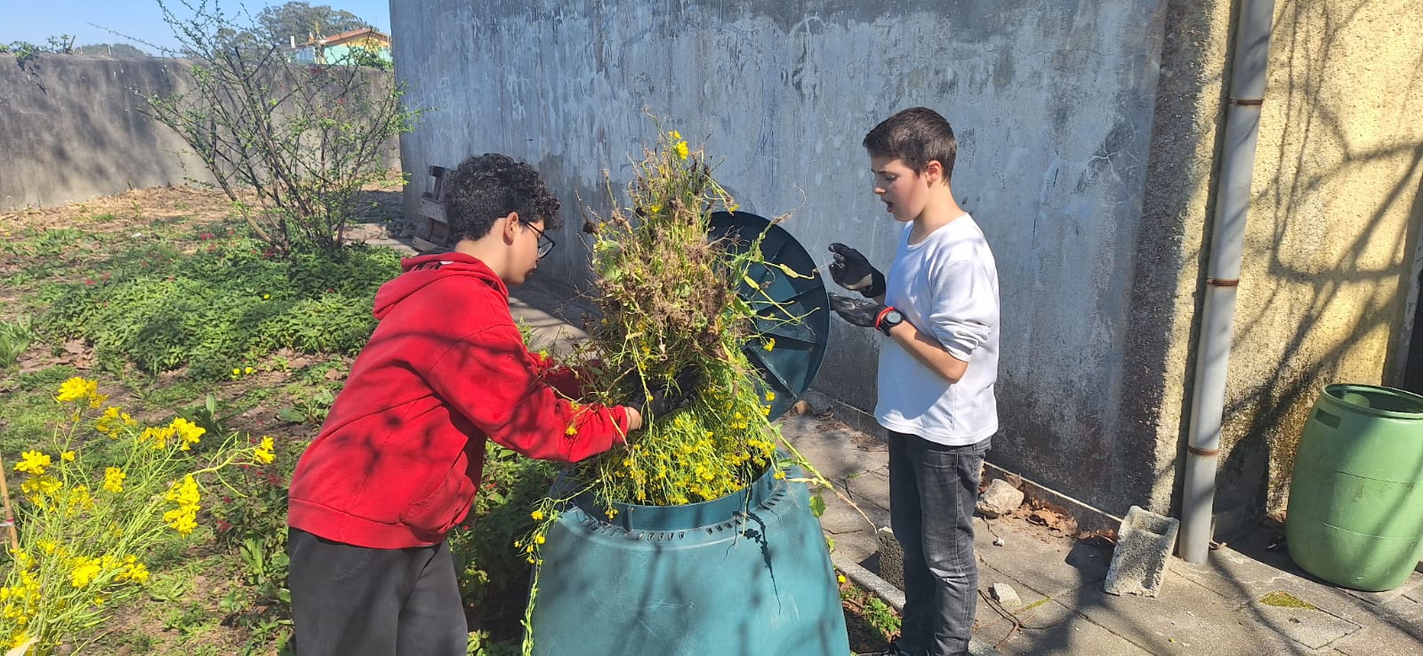 Retirado o composto já formado temos que voltar a encher o compostor com os resíduos retirados da limpeza dos espaços verdes.