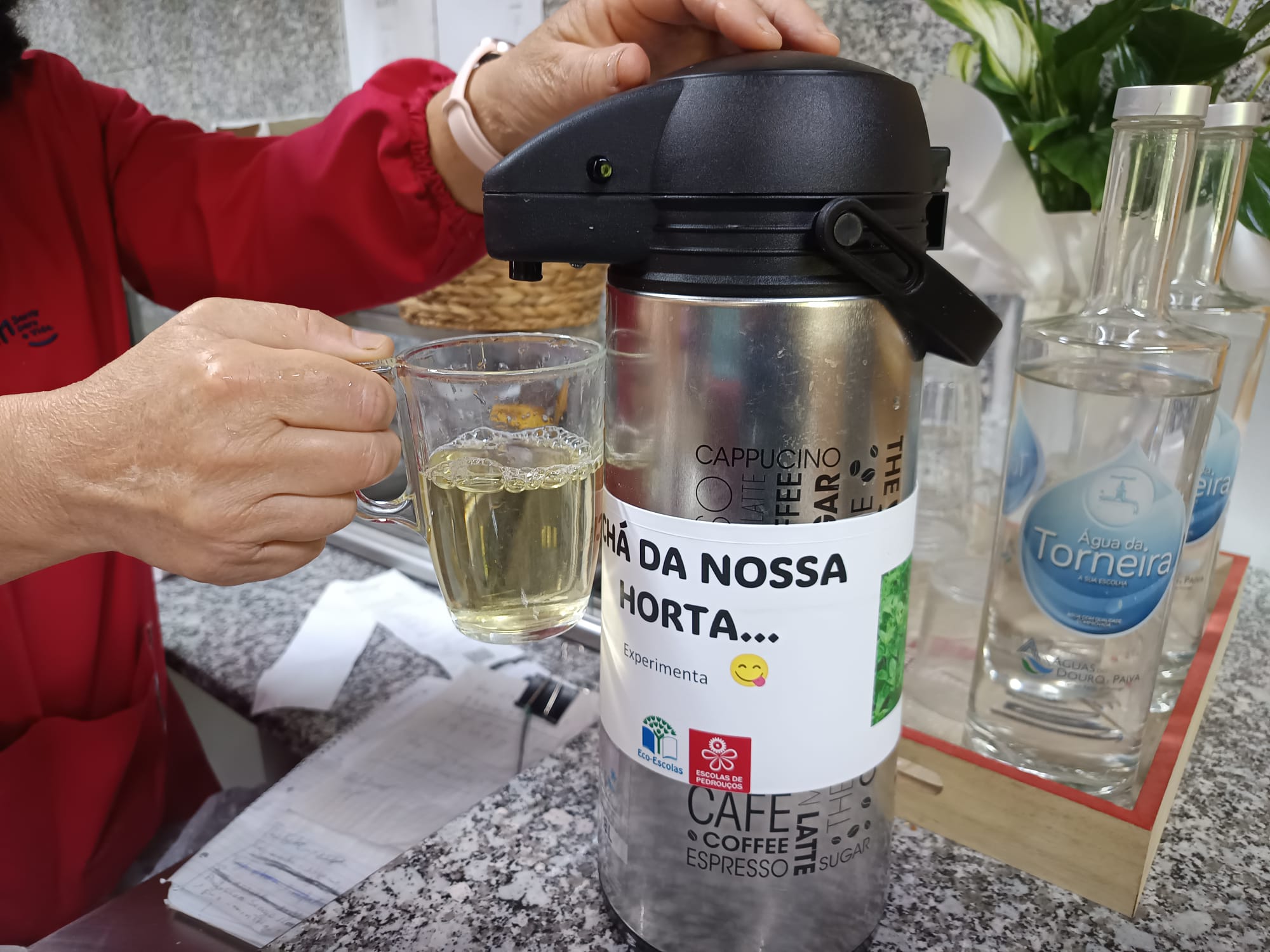 Todos os dias damos um "miminho" aos professores da escola. No bar dos professores temos chá com as plantas aromáticas da nossa horta. É tão bom...