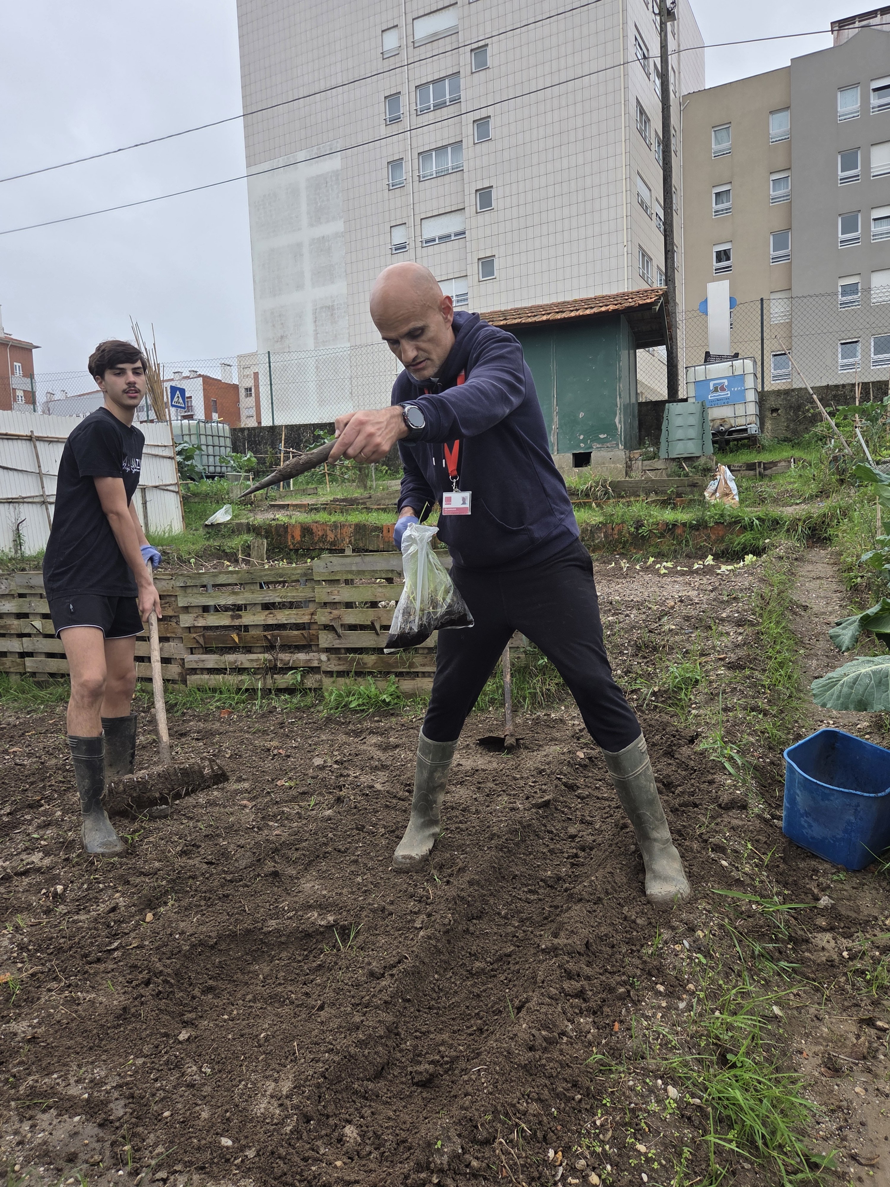 participação de um júnior na ações na horta