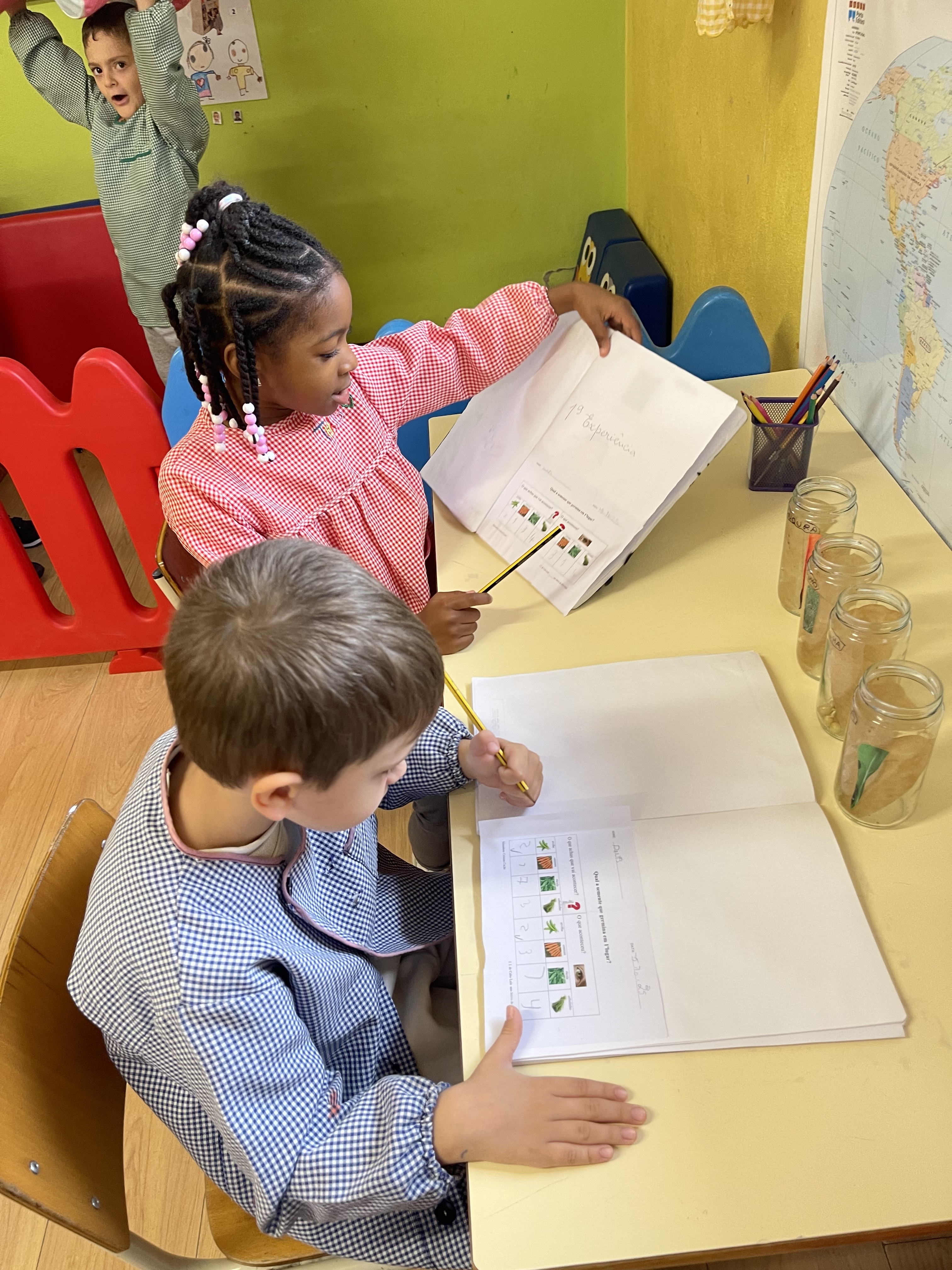 Depois de termos levantado hipóteses sobre "Qual a semente que germinará primeiro?" fomos verificar, registar e tiramos conclusões.