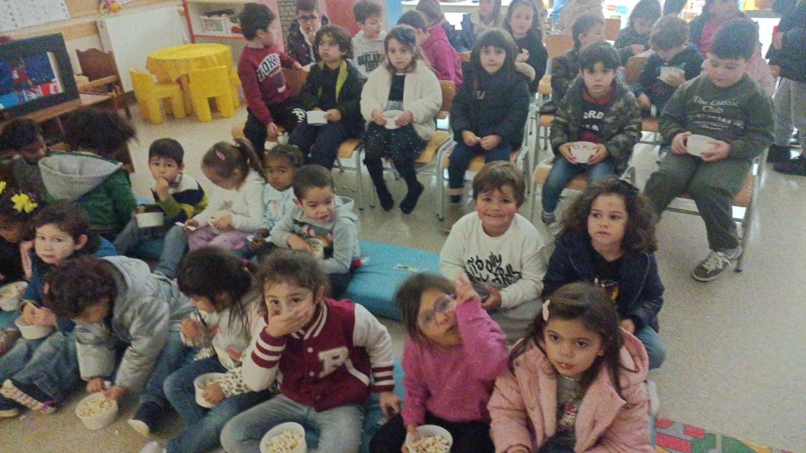 Para comemorar uma data festiva na escola, as crianças foram ao "cinema" , ver o filme o "O senhor Pau" tiveram que "comprar" o bilhete e as pipocas ( dinheiro em plástico) e degustaram as pipocas que semearam.