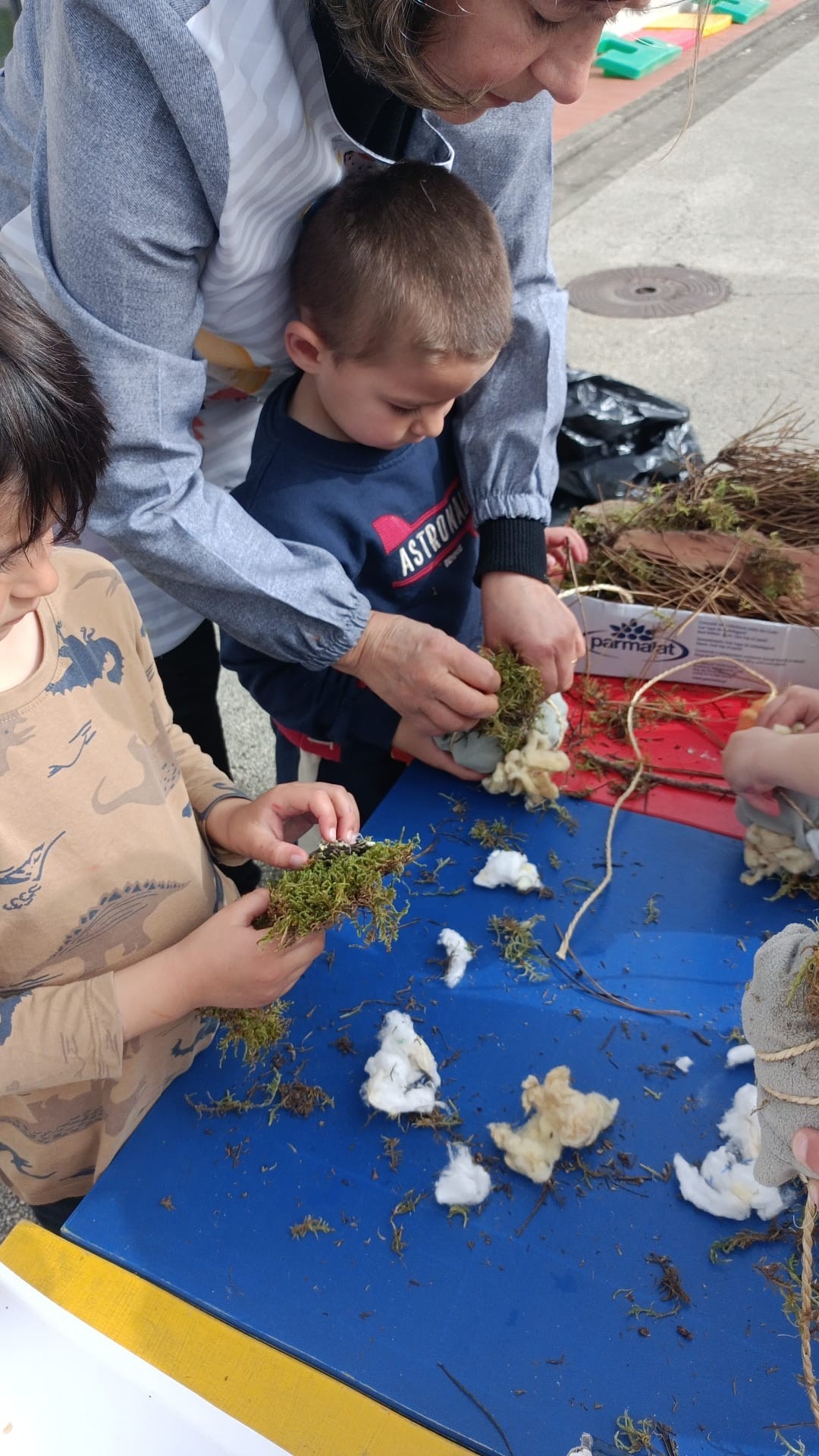 Para incentivar a visita dos pássaros, já que temos também um charco, construímos perto da horta os abrigos e as bolas de nidificação, com materiais que as crianças trouxeram de casa e o musgo dos muros limítrofes ao recreio.