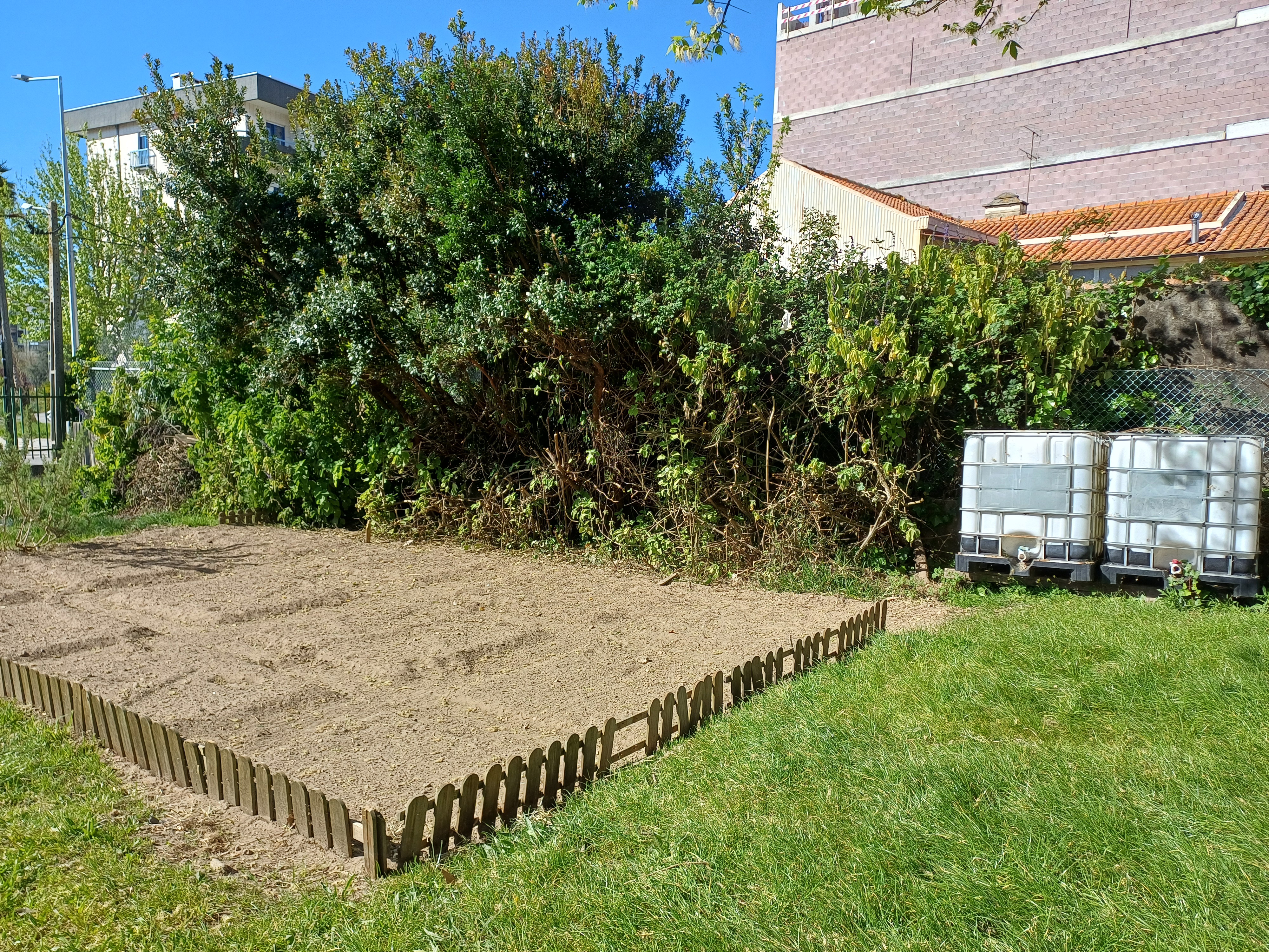 Vista geral do espaço da horta BIO, após mobilização e marcação dos canteiros destinados a cada turma participante na atividade.