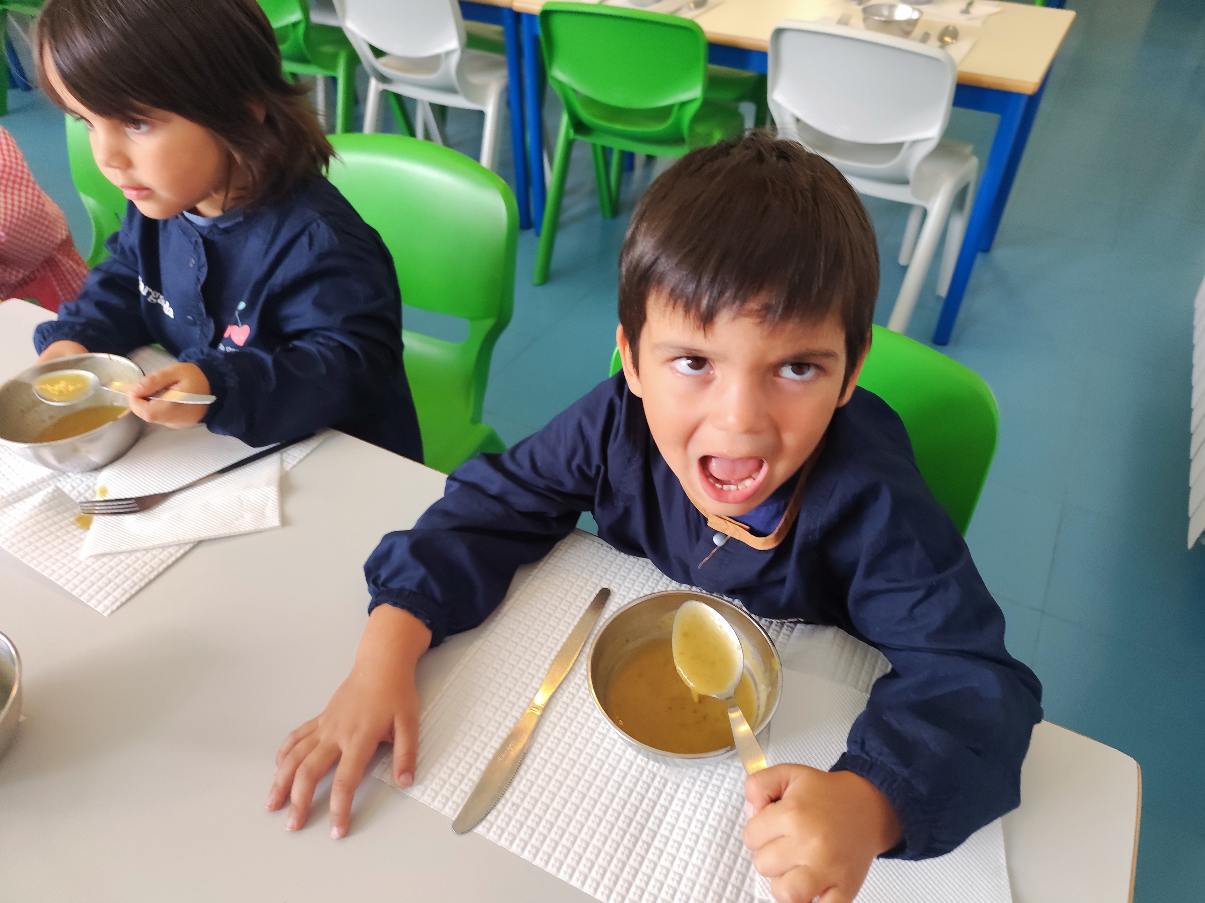 A desgostar a sopa confeccionada a partir de alguns legumes recolhidos na nossa horta bio (cebola e alface).