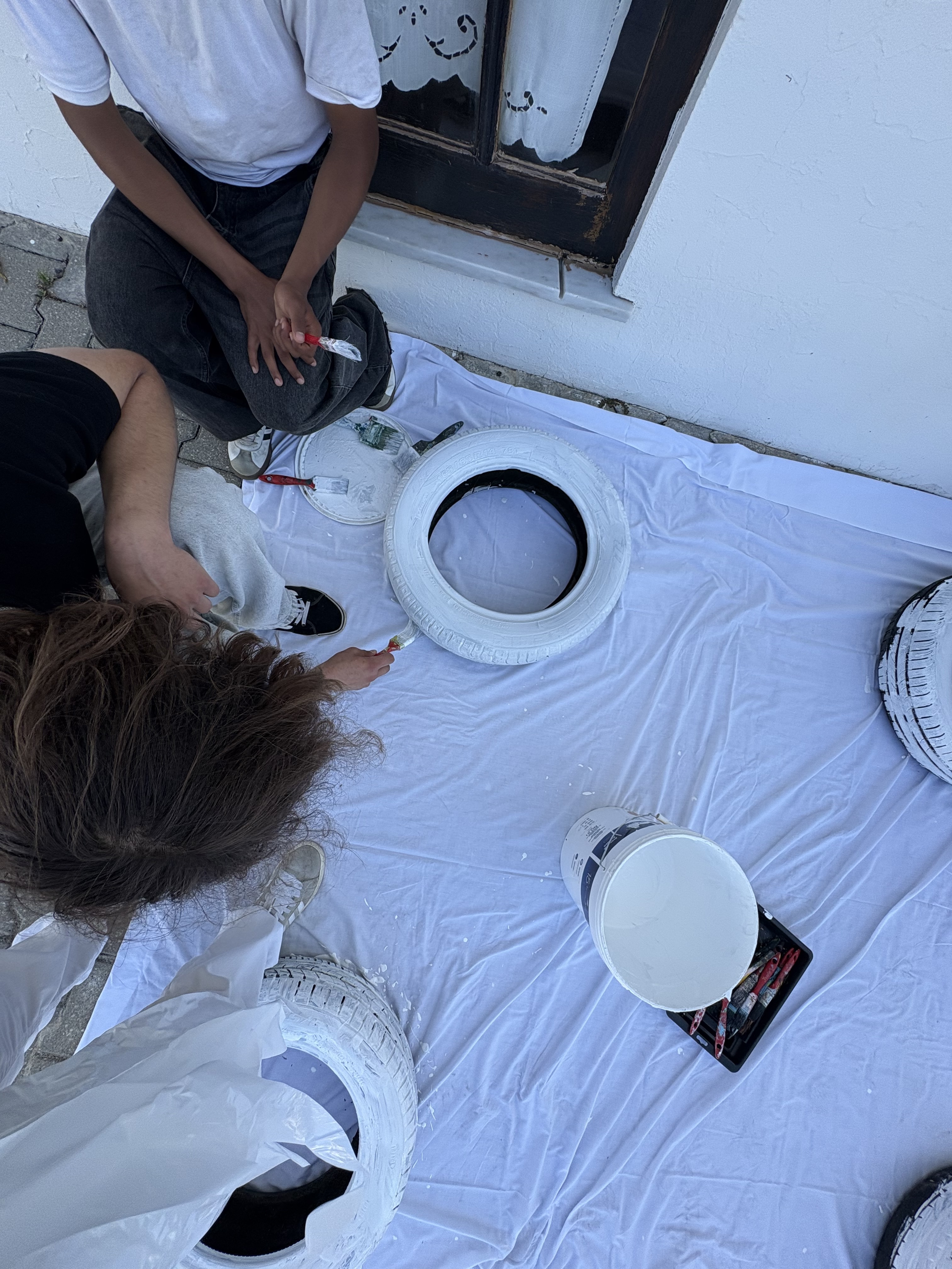 Realização da pintura dos pneus para a plantação das espécies.