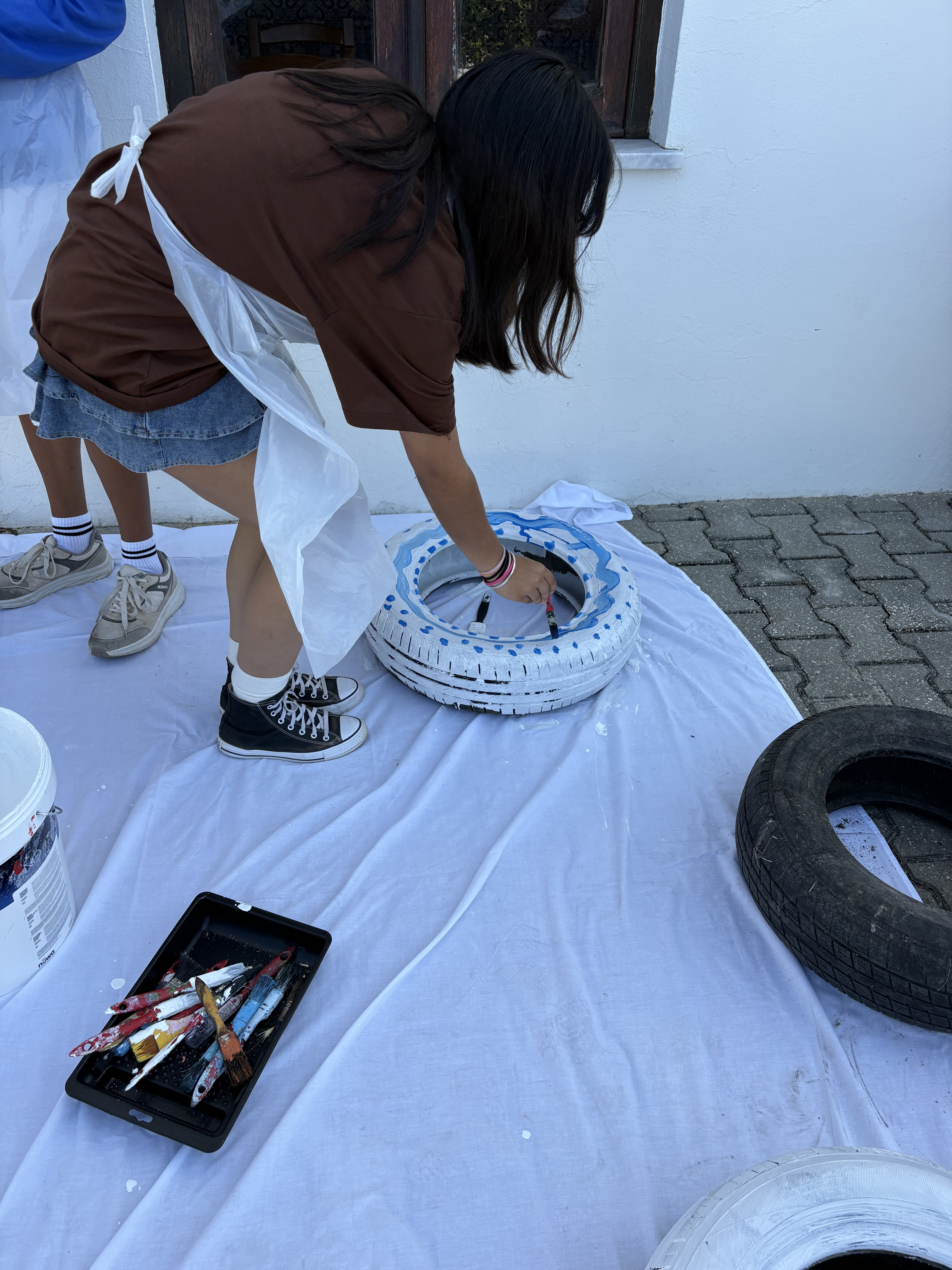 Realização da pintura dos pneus para a plantação das espécies.
