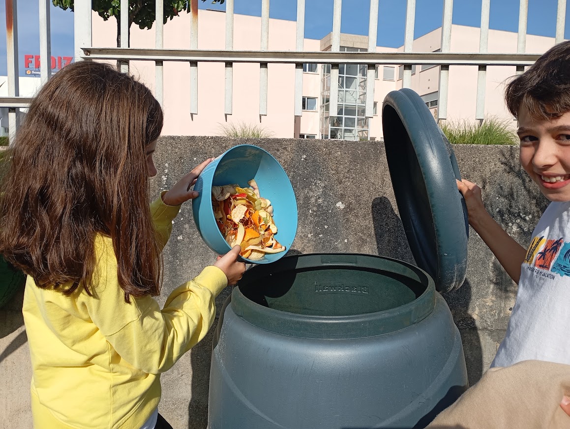 Ainda assim, este contratempo foi aproveitado de forma produtiva, tendo-se avançado com a realização de compostagem, cujo resultado será posteriormente utilizado no enriquecimento do solo da horta.