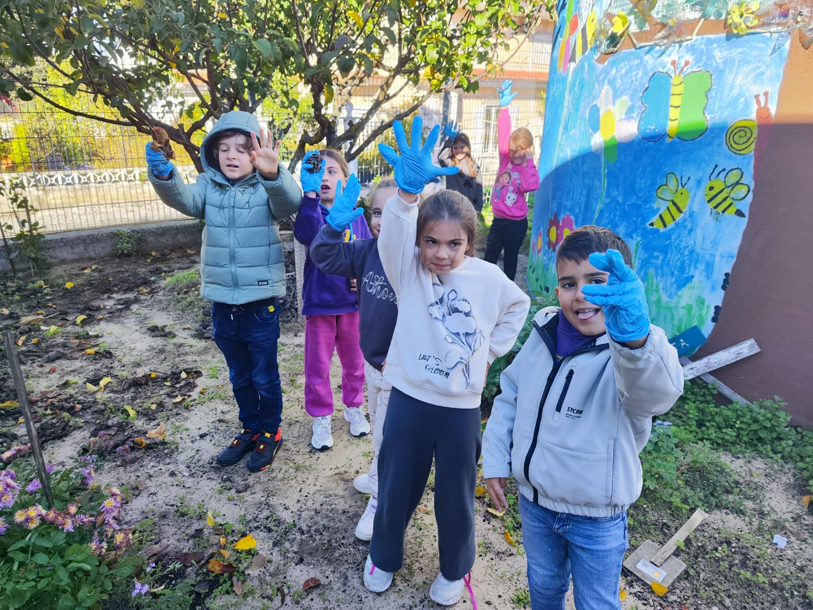 Limpeza do espaço da horta escolar.