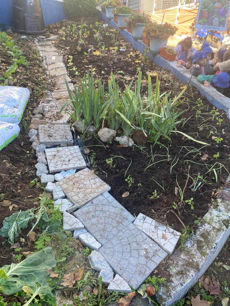 Criação de um caminho que dá acesso ao interior do espaço.