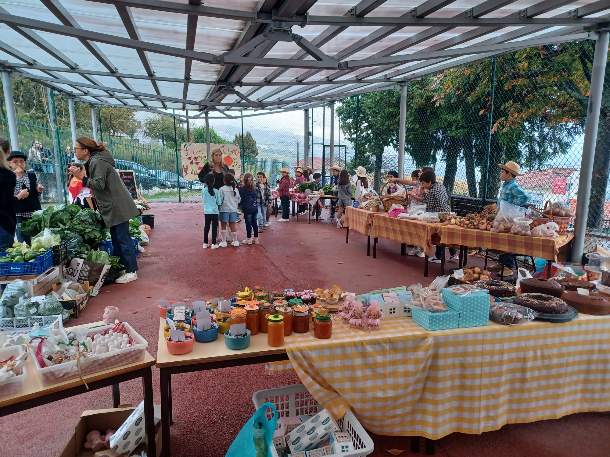 feira do outono com produtos locais e da horta