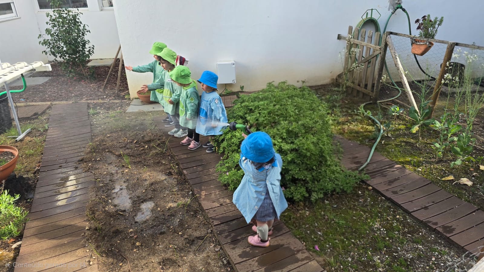 A regar a nossa horta.