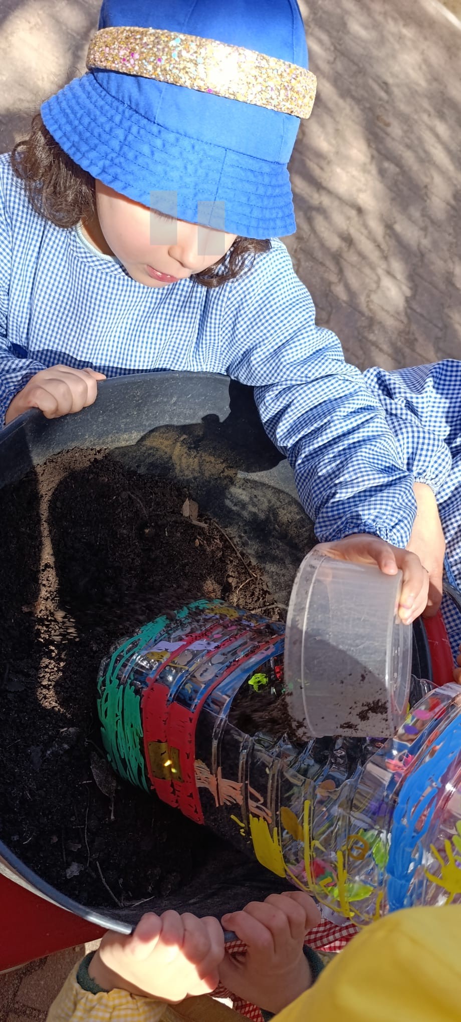 As crianças puseram mãos na terra e começaram as plantações.