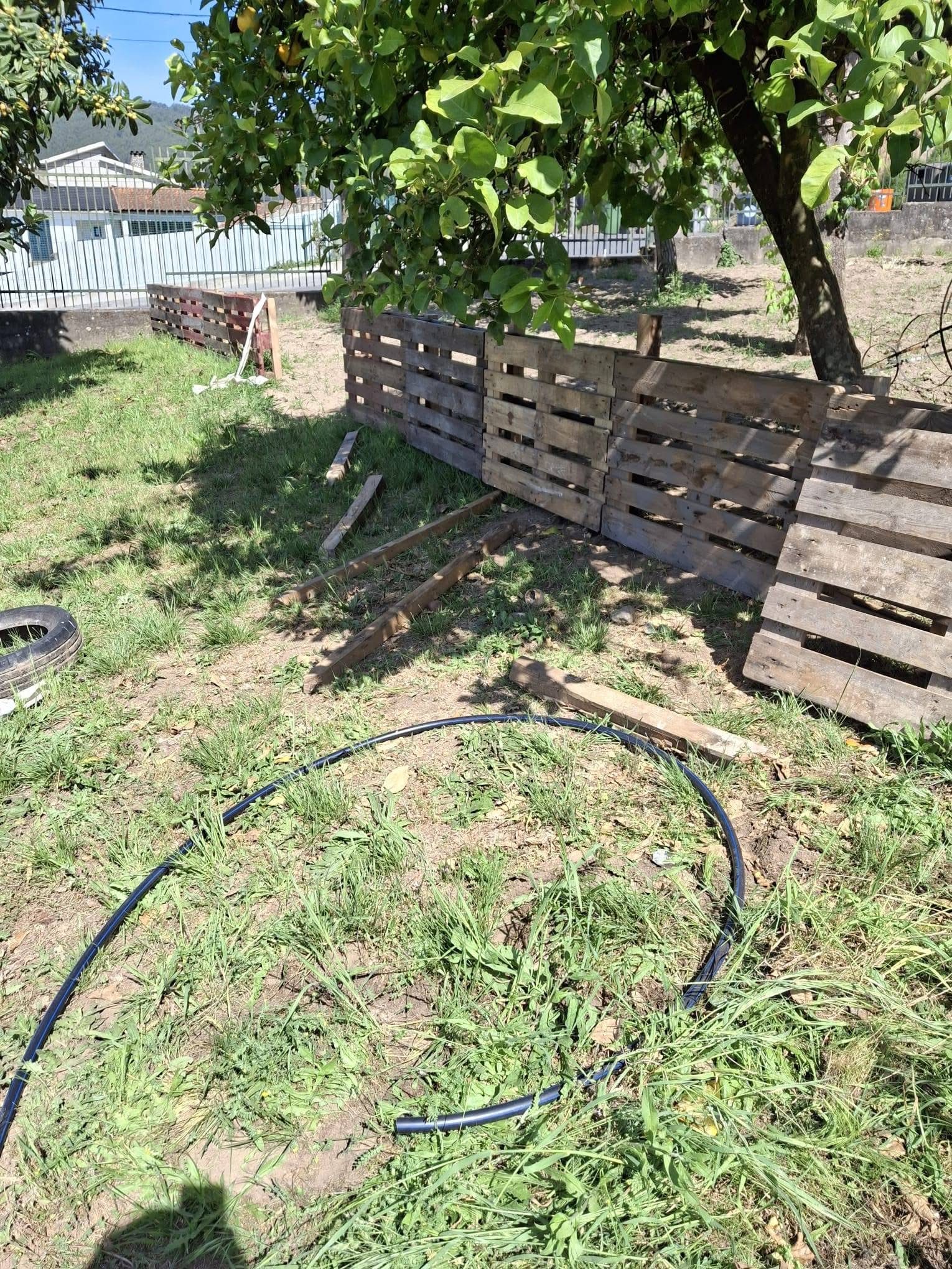 Horta - EB Longos
Colocação de uma cerca na horta (Início do trabalho realizado pela Associação de Pais)