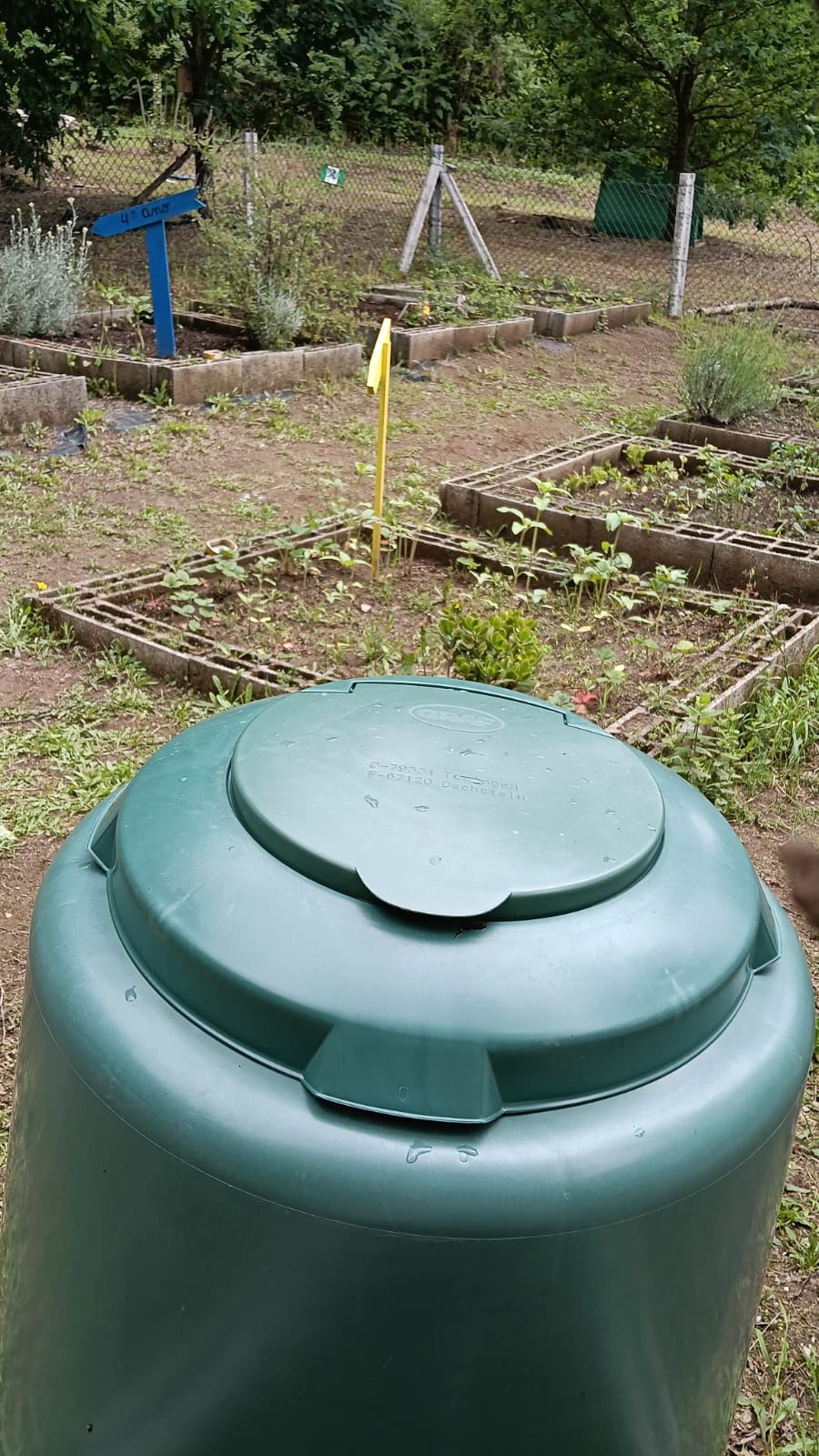 Compostor na horta.