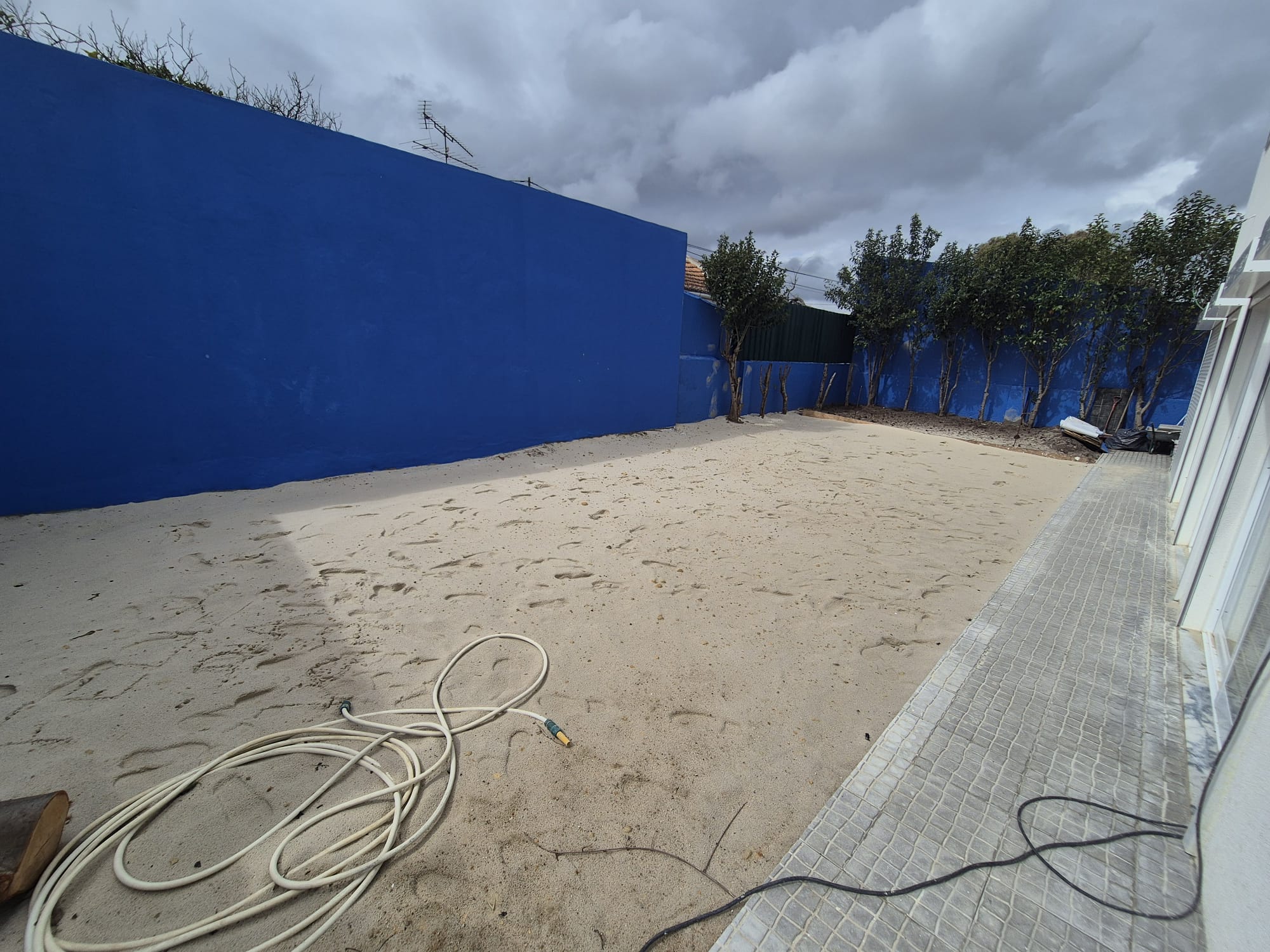 Escola em fim de obras / início do processo - "horta atual" 1