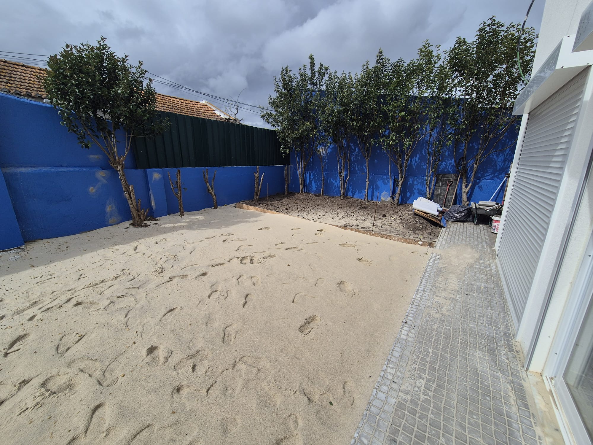 Escola em fim de obras / início do processo - "horta atual" 2