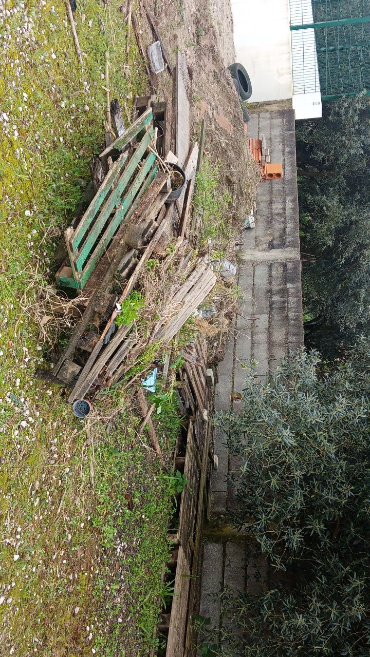 Estado inicial do espaço destinado à Horta Feliz, antes do início do projeto Eco-Escolas. O terreno encontrava-se desorganizado, com materiais antigos acumulados e sem condições para a plantação, evidenciando a necessidade de intervenção e recuperação.