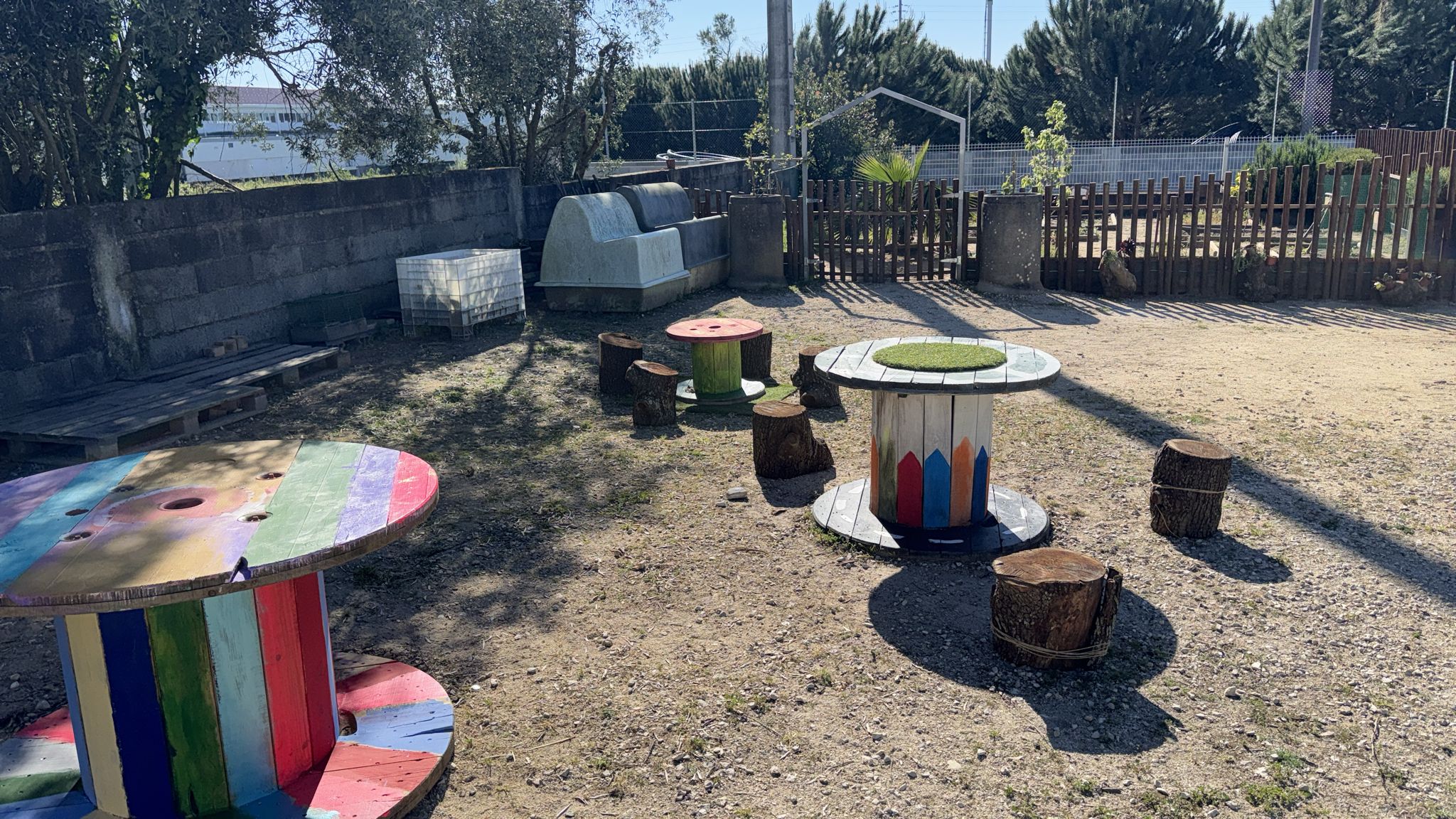 Espaço Sustentável:
Mais do que cuidar da horta, aqui brincamos com sustentabilidade! Através do projeto Pais Tutores, este espaço nasceu para estarmos mais perto da horta, mostrando que a reutilização e o respeito pela natureza fazem parte do nosso dia.