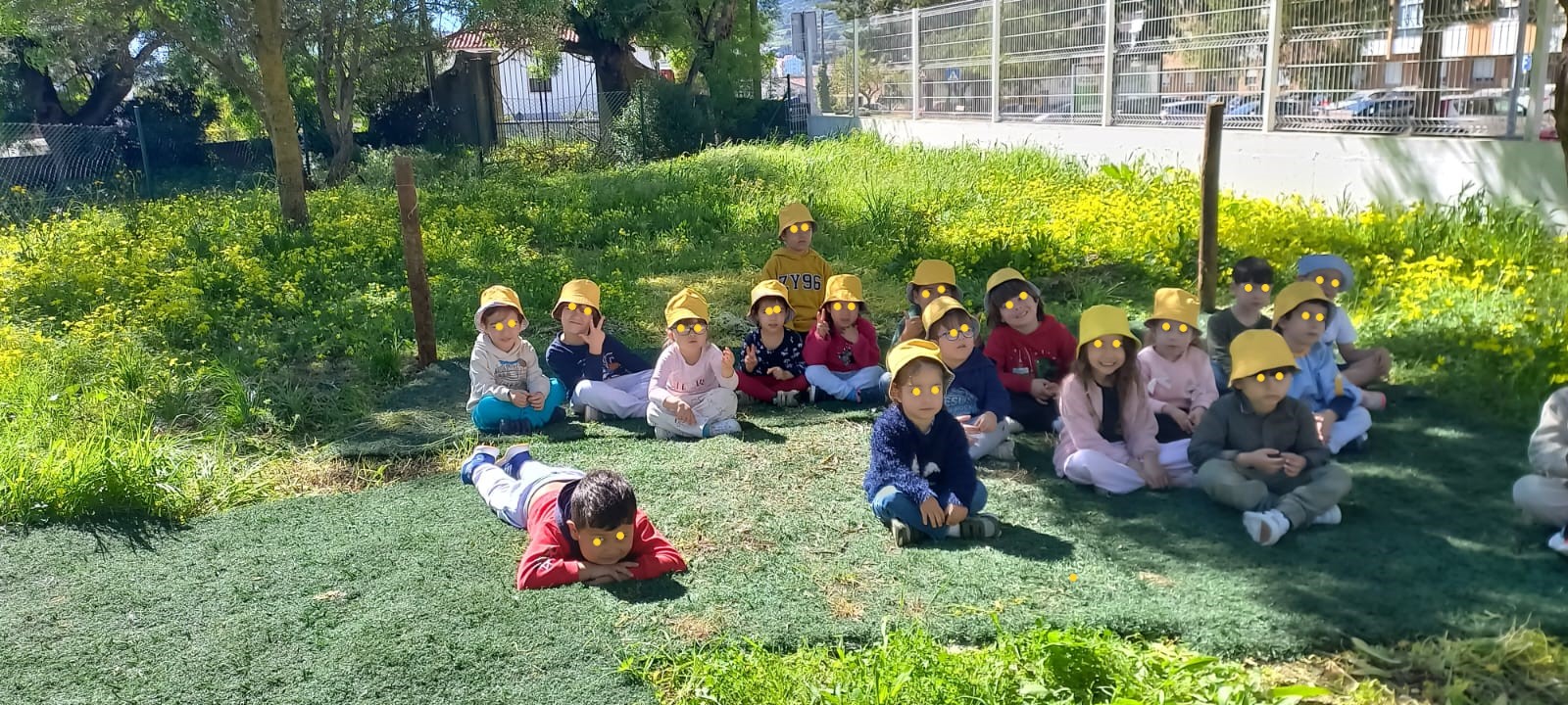Grupo em atividade de escuta na sala de observação.