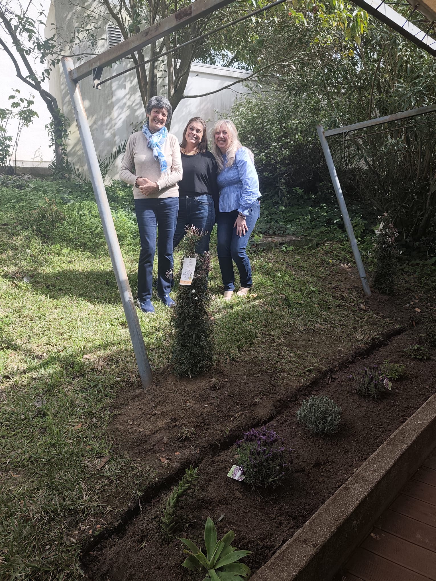 Tirámos a bata para abraçar a terra. Guiadas pela energia e a força de toda a comunidade académica, estamos muito felizes por ver a nossa bio-horta dar os primeiros passos, cultivando o cuidado desde a raiz.