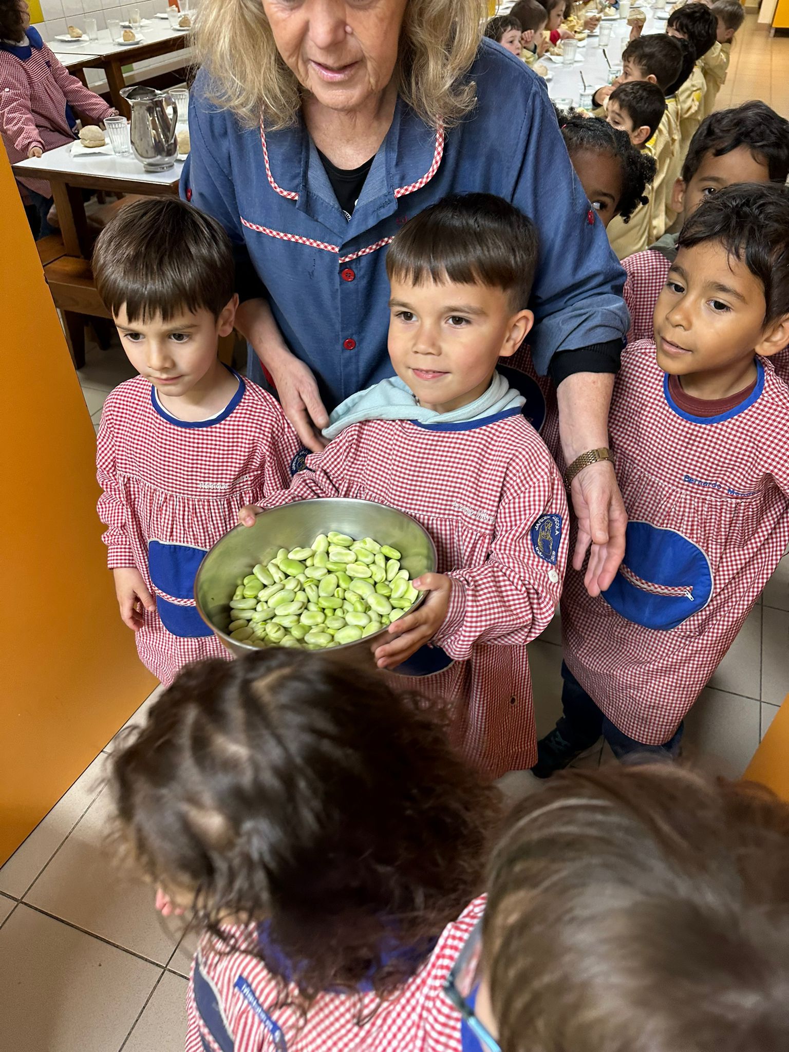 Os legumes foram entregues às nossas cozinheiras.