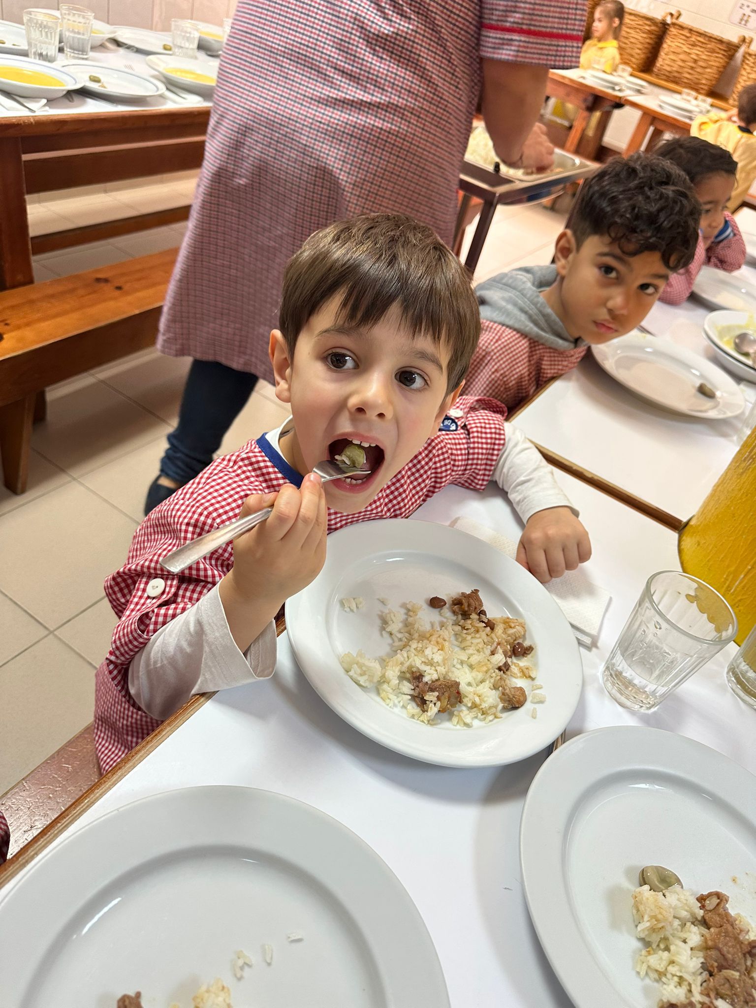 Comemos legumes da nossa horta ao almoço.