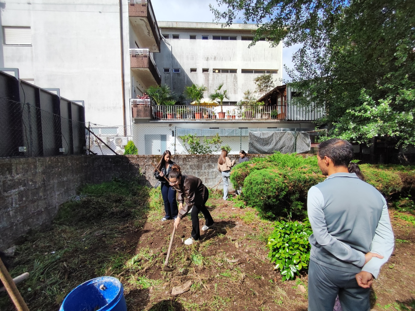Limpeza da horta sob orientação do técnico do observatório ambienta da Câmara De PF.