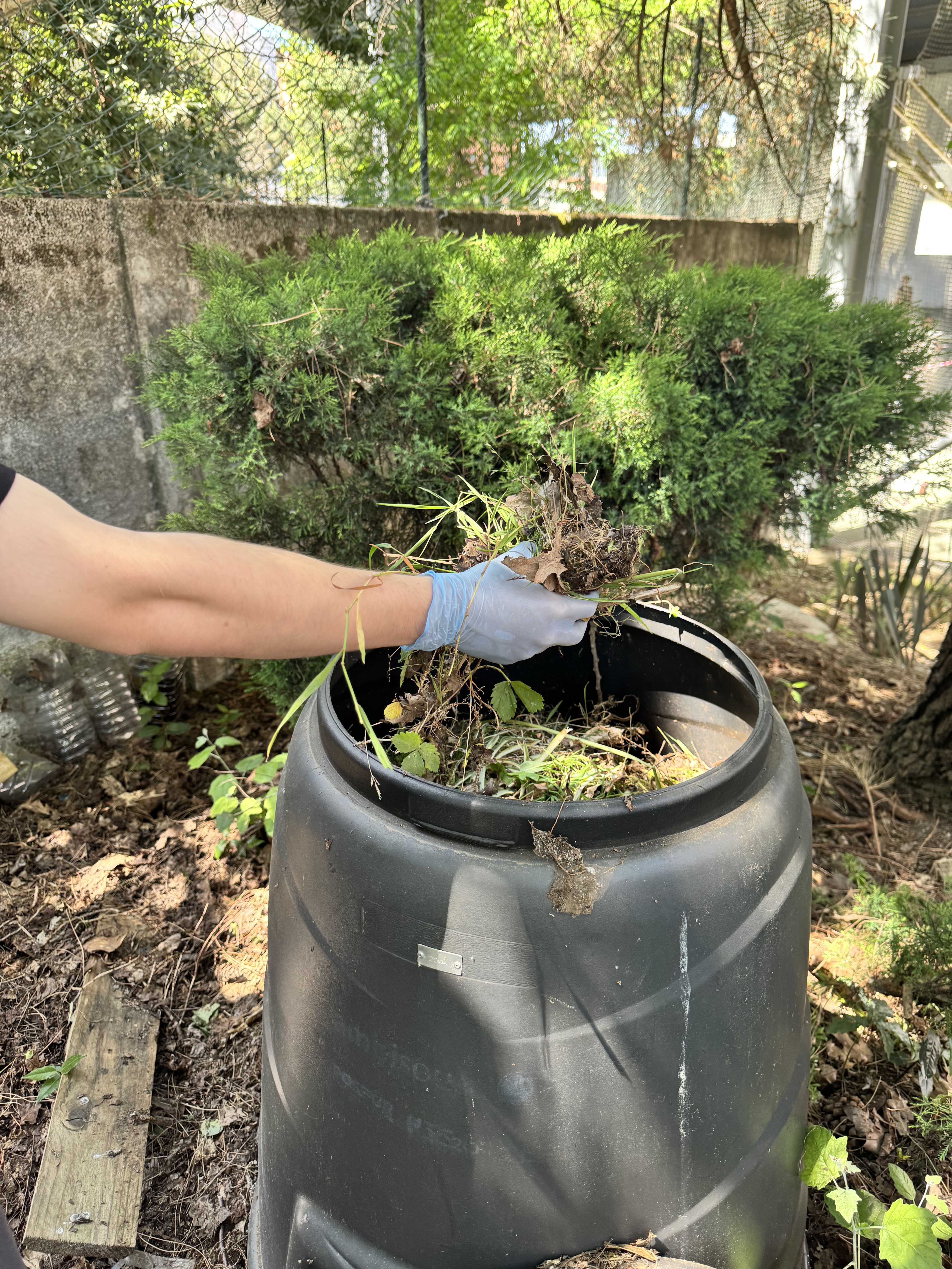 Armazenamento de resíduos biológicos para compostagem.