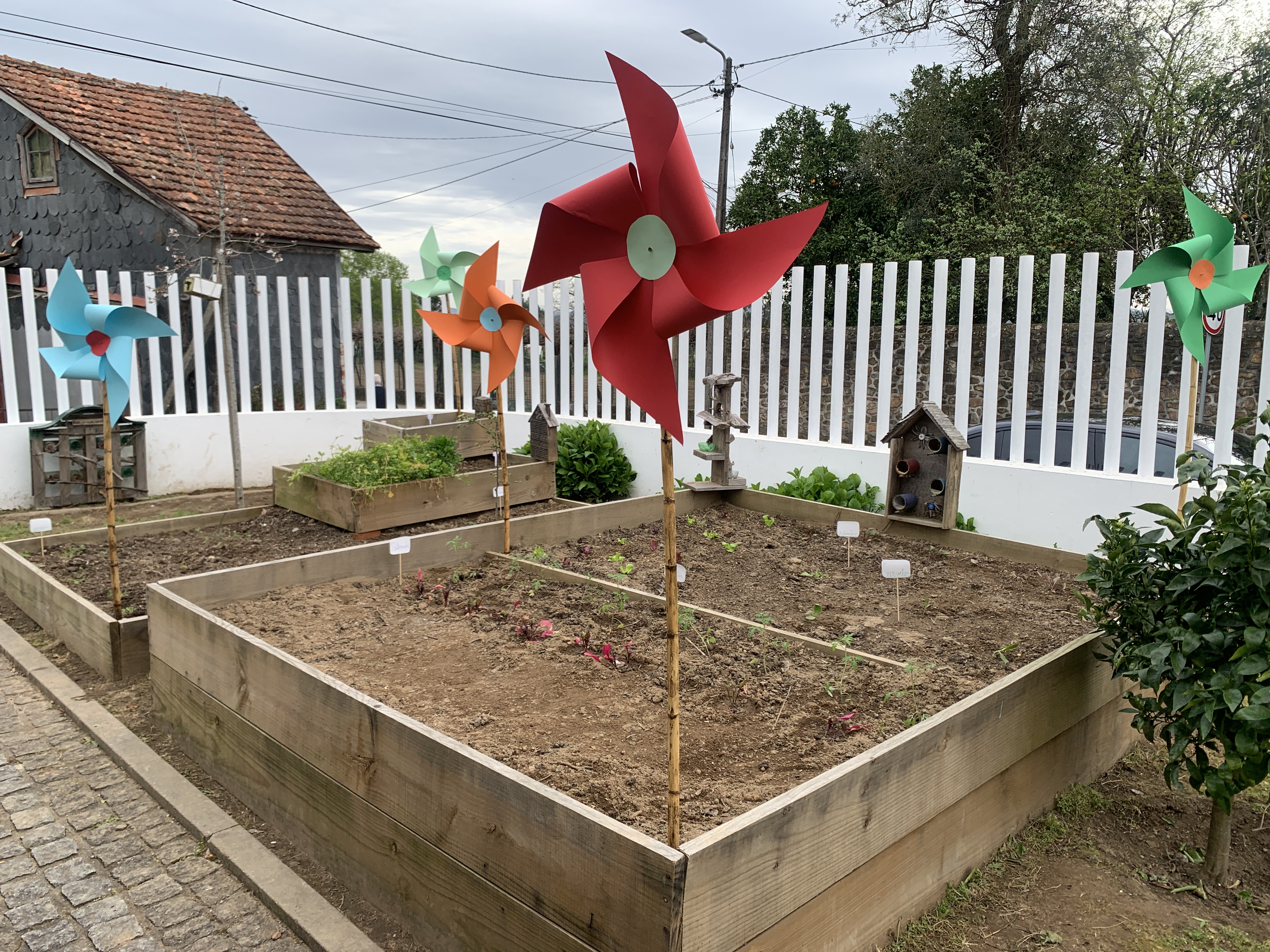 Colocação dos cata-ventos para relacionar com as energias renováveis.