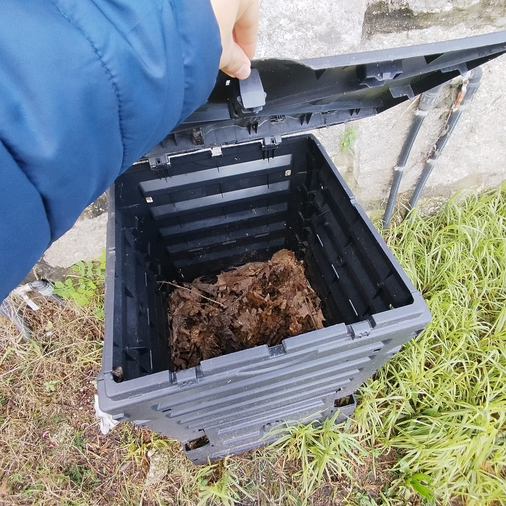 Compostor instalado e processo iniciado