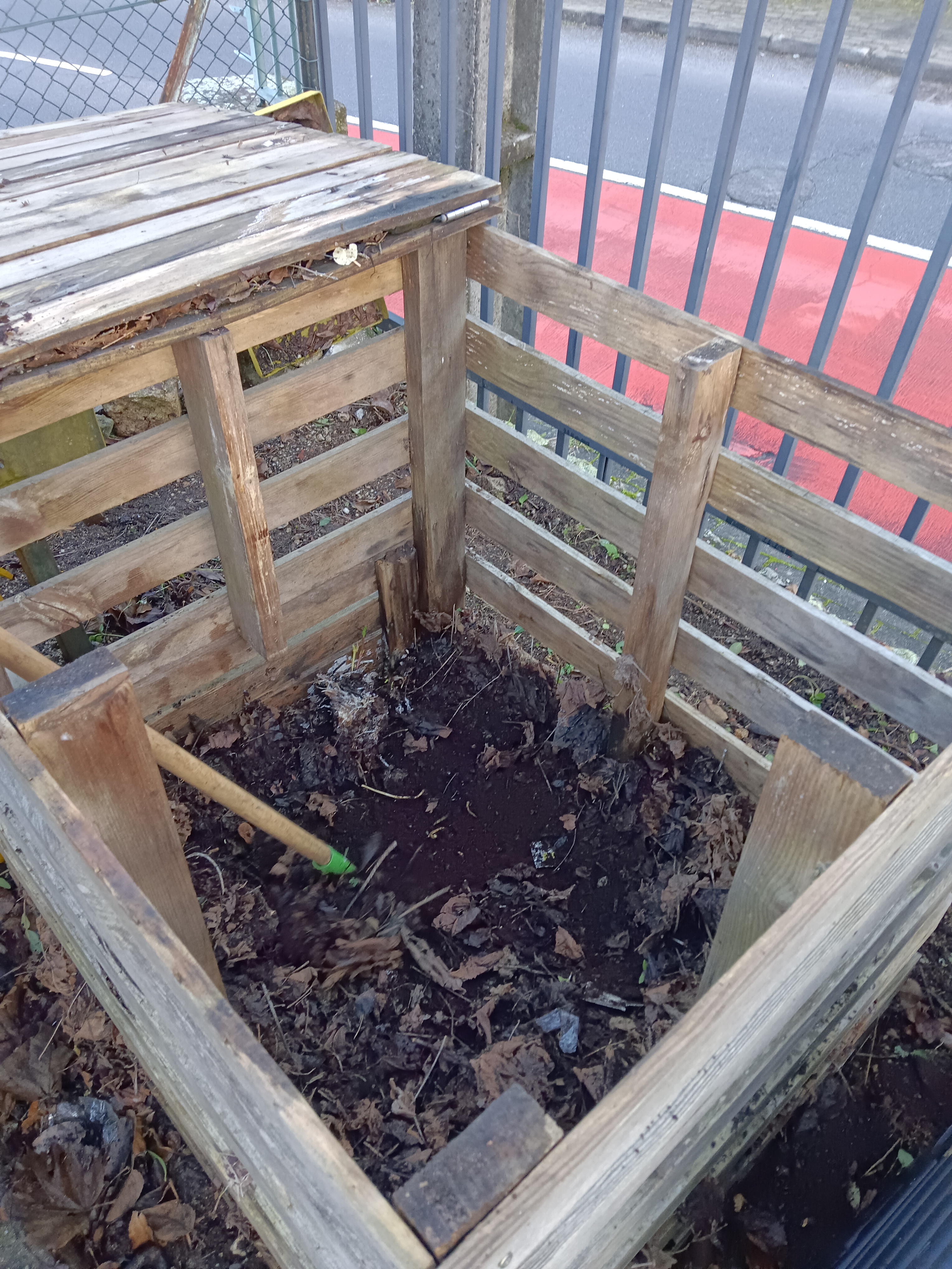 Imagem do compostor com matéria orgânica.