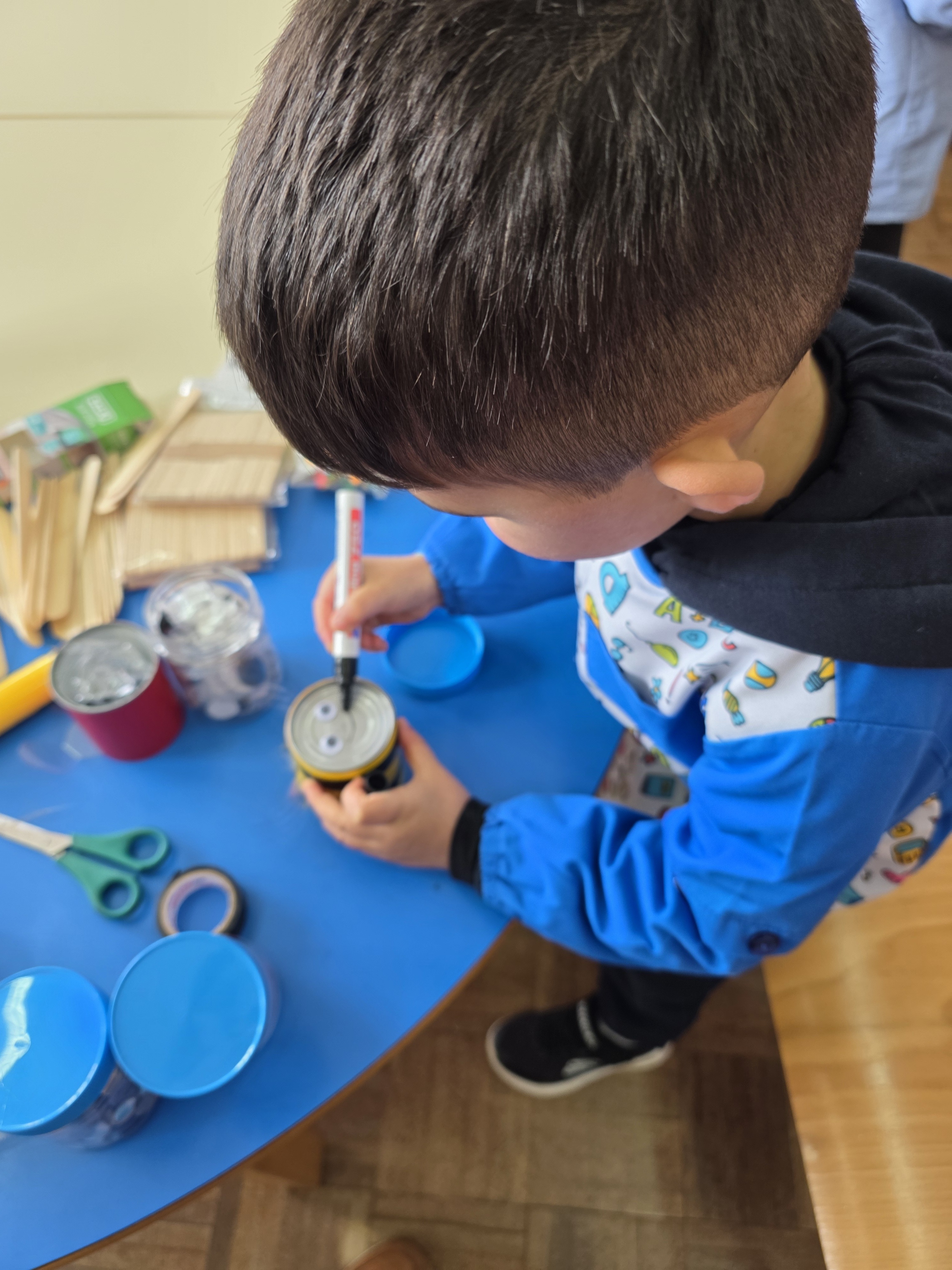 Iniciativas criativas na horta - Durante o mês de março, os alunos dedicaram-se à criação de elementos decorativos para a horta, utilizando materiais recicláveis. Um dos destaques foi a elaboração de insetos polinizadores, abelhas, que servem de adorno e