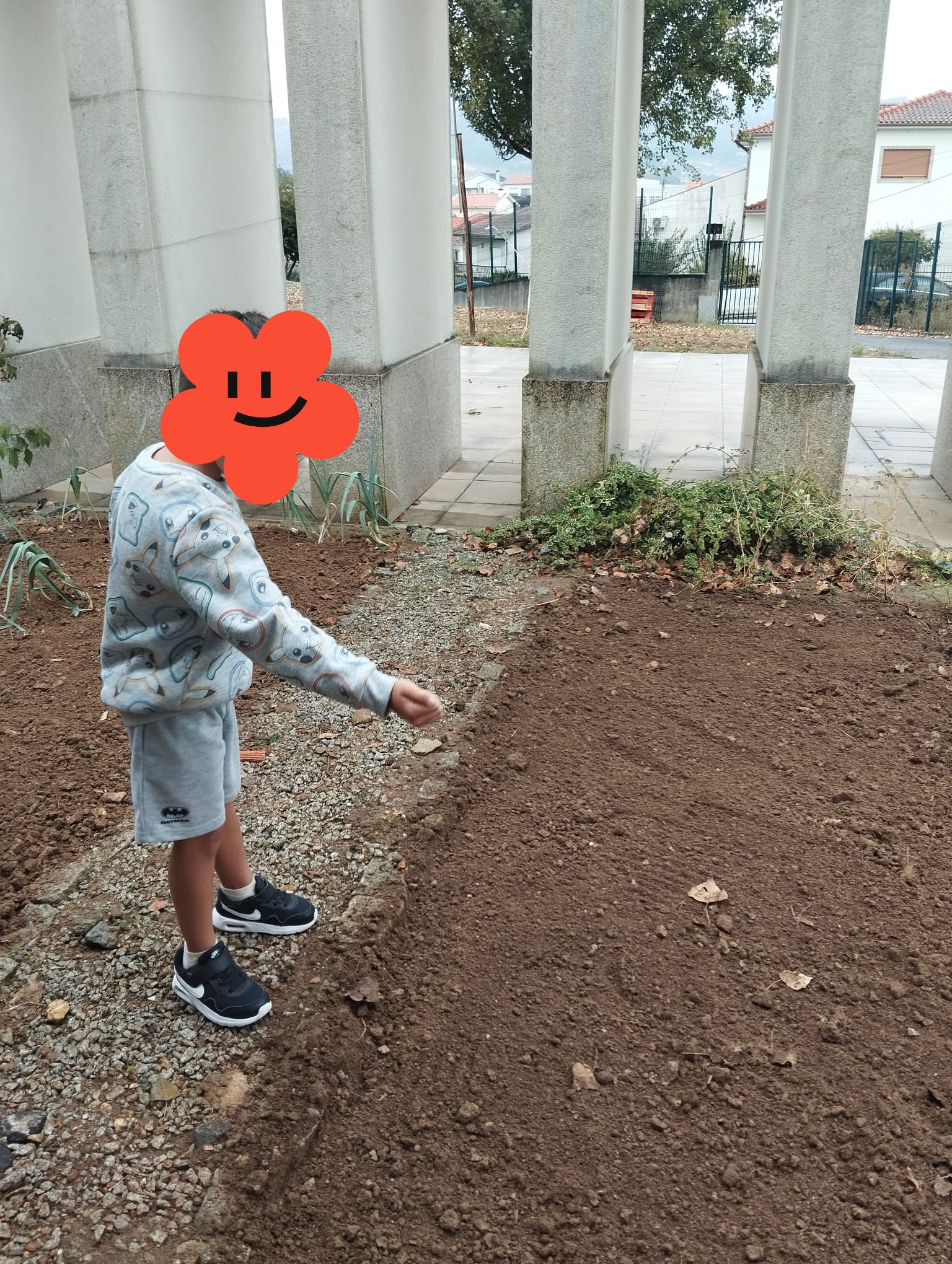 Com os nossos alunos, ajudar a preparar a terra para em breve receber novas sementes.