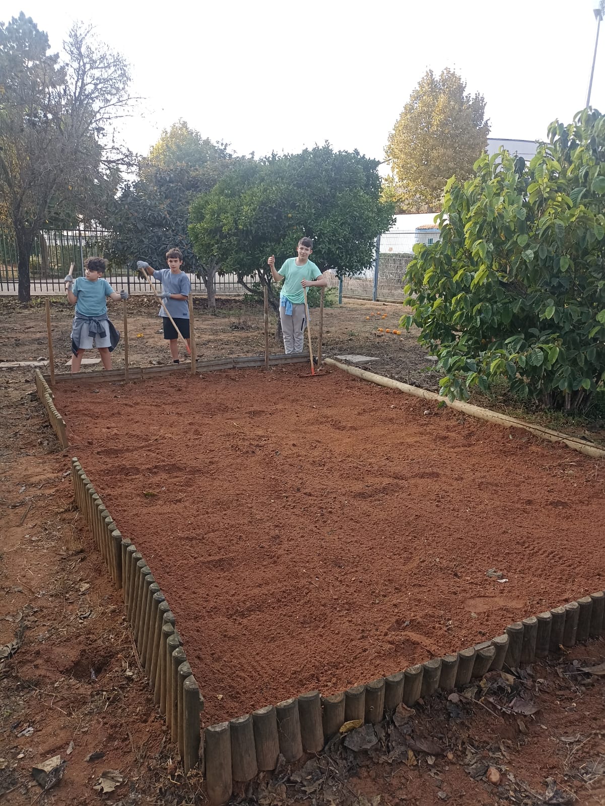 Preparação manual do terreno.