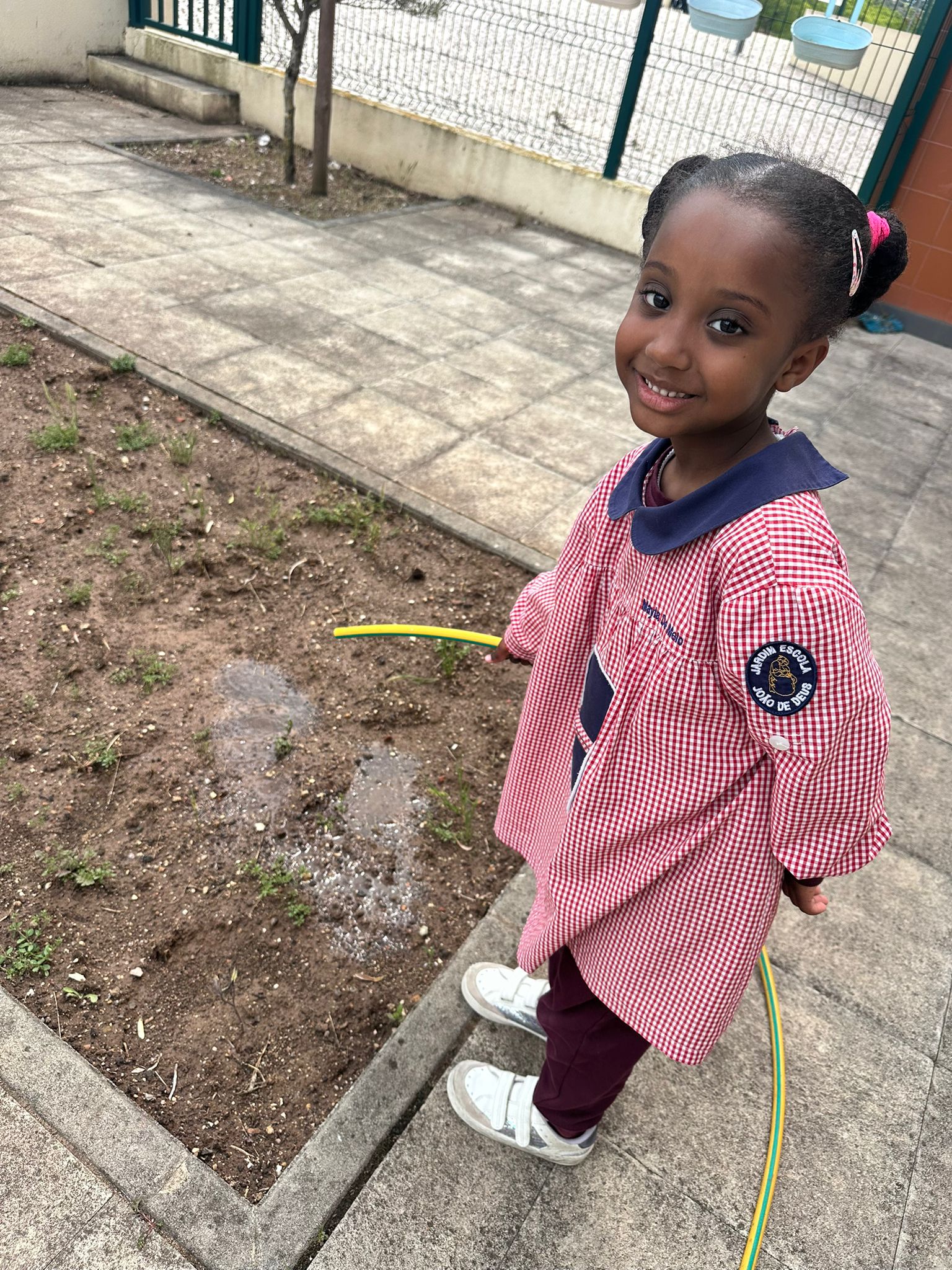 Um sorriso a cuidar das plantas.