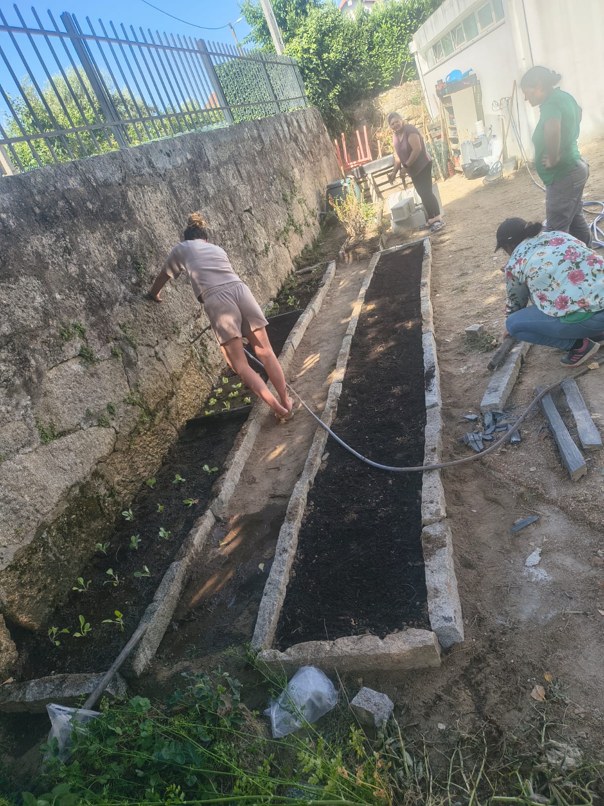 Com a ajuda de algumas mães começámos os trabalhos de renovação da horta.