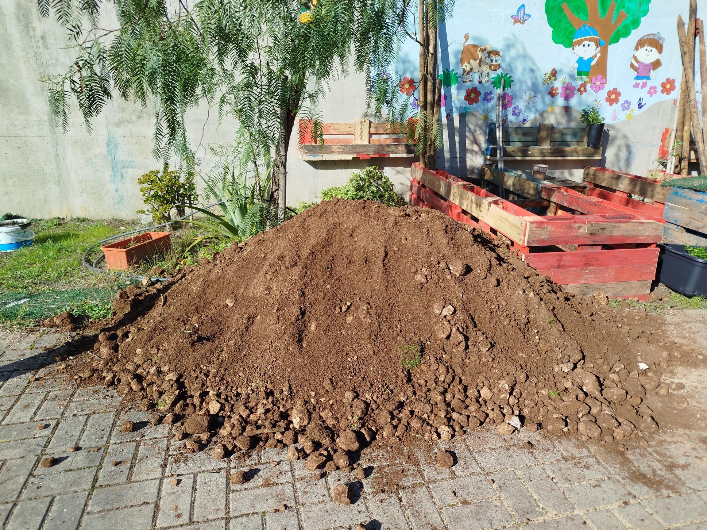 Incrementação de terra para melhor plantação dentro de caixas "canteiros" para plantação.